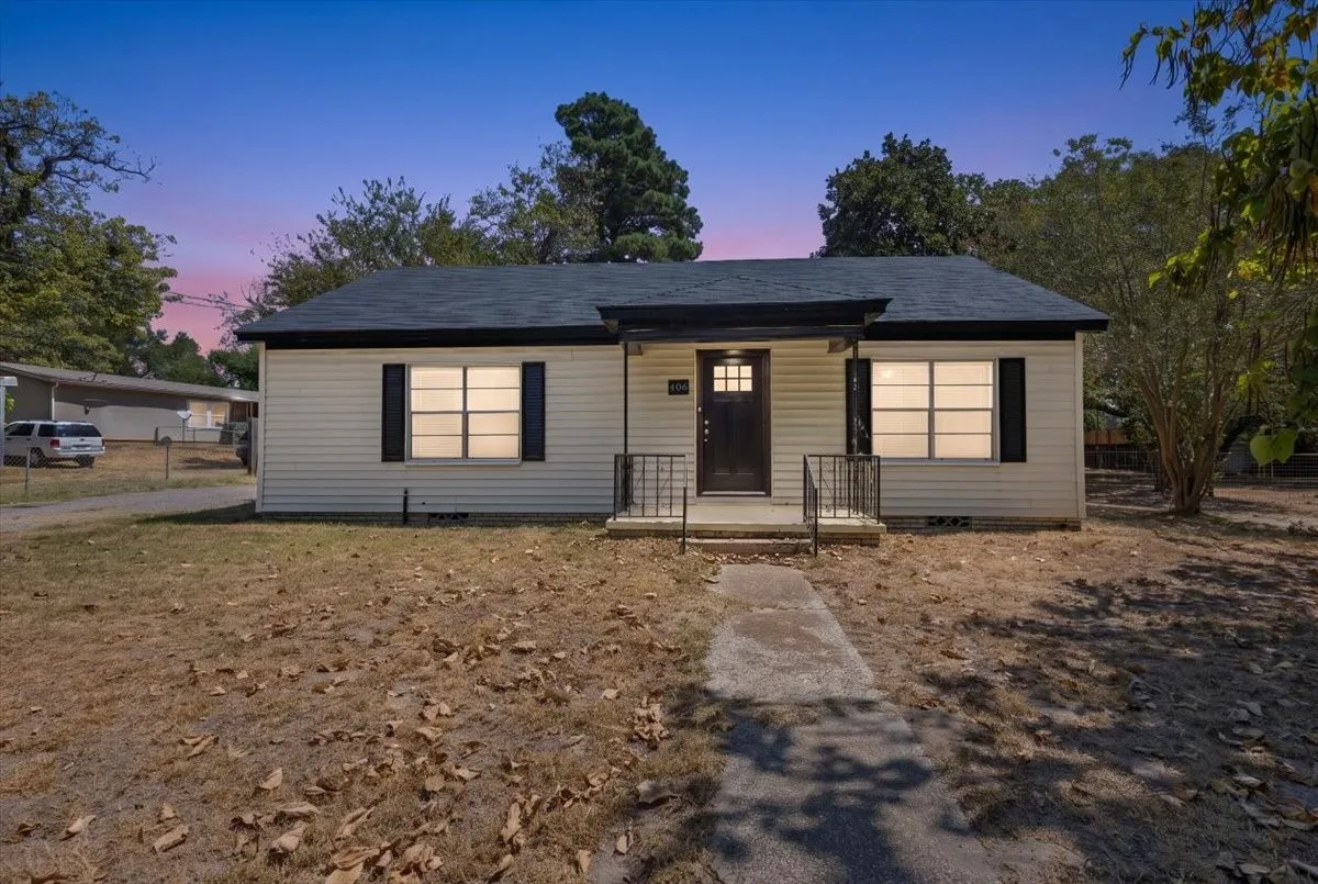 Single Family Residence For Sale in Smith County , 406 Marchman, Lindale, Texas 75771, 3 Bedroom, 1 Bathroom, Garage spaces, 1,120 Sqft, built in 1940, mls#21391979, Real Estate Agent in Lindale, Homes For Sale in Smith county, Homes For Sale in Lindale, Realtor in Lindale Texas, Real Estate Brokerage Independent Realty Texas, Luminita Cordes Realtor