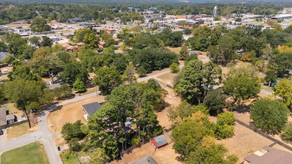 Single Family Residence For Sale in Smith County , 406 Marchman, Lindale, Texas 75771, 3 Bedroom, 1 Bathroom, Garage spaces, 1,120 Sqft, built in 1940, mls#21391979, Real Estate Agent in Lindale, Homes For Sale in Smith county, Homes For Sale in Lindale, Realtor in Lindale Texas, Real Estate Brokerage Independent Realty Texas, Luminita Cordes Realtor