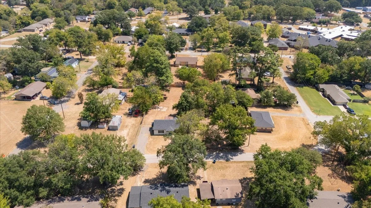 Single Family Residence For Sale in Smith County , 406 Marchman, Lindale, Texas 75771, 3 Bedroom, 1 Bathroom, Garage spaces, 1,120 Sqft, built in 1940, mls#21391979, Real Estate Agent in Lindale, Homes For Sale in Smith county, Homes For Sale in Lindale, Realtor in Lindale Texas, Real Estate Brokerage Independent Realty Texas, Luminita Cordes Realtor