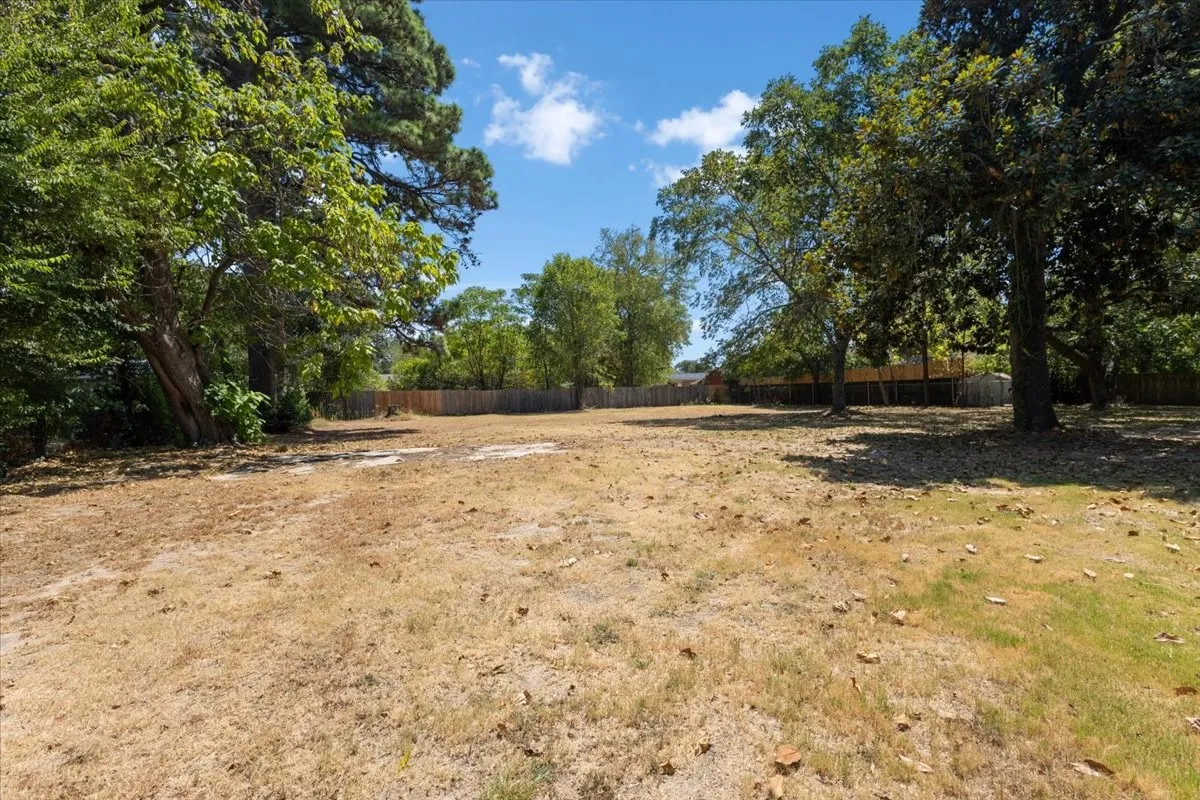 Single Family Residence For Sale in Smith County , 406 Marchman, Lindale, Texas 75771, 3 Bedroom, 1 Bathroom, Garage spaces, 1,120 Sqft, built in 1940, mls#21391979, Real Estate Agent in Lindale, Homes For Sale in Smith county, Homes For Sale in Lindale, Realtor in Lindale Texas, Real Estate Brokerage Independent Realty Texas, Luminita Cordes Realtor
