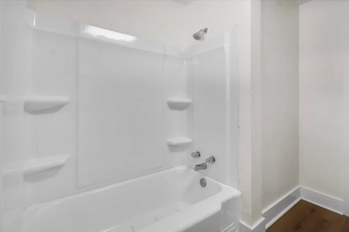 Single Family Residence For Sale in Smith County , 406 Marchman, Lindale, Texas 75771, 3 Bedroom, 1 Bathroom, Garage spaces, 1,120 Sqft, built in 1940, mls#21391979, Real Estate Agent in Lindale, Homes For Sale in Smith county, Homes For Sale in Lindale, Realtor in Lindale Texas, Real Estate Brokerage Independent Realty Texas, Luminita Cordes Realtor
