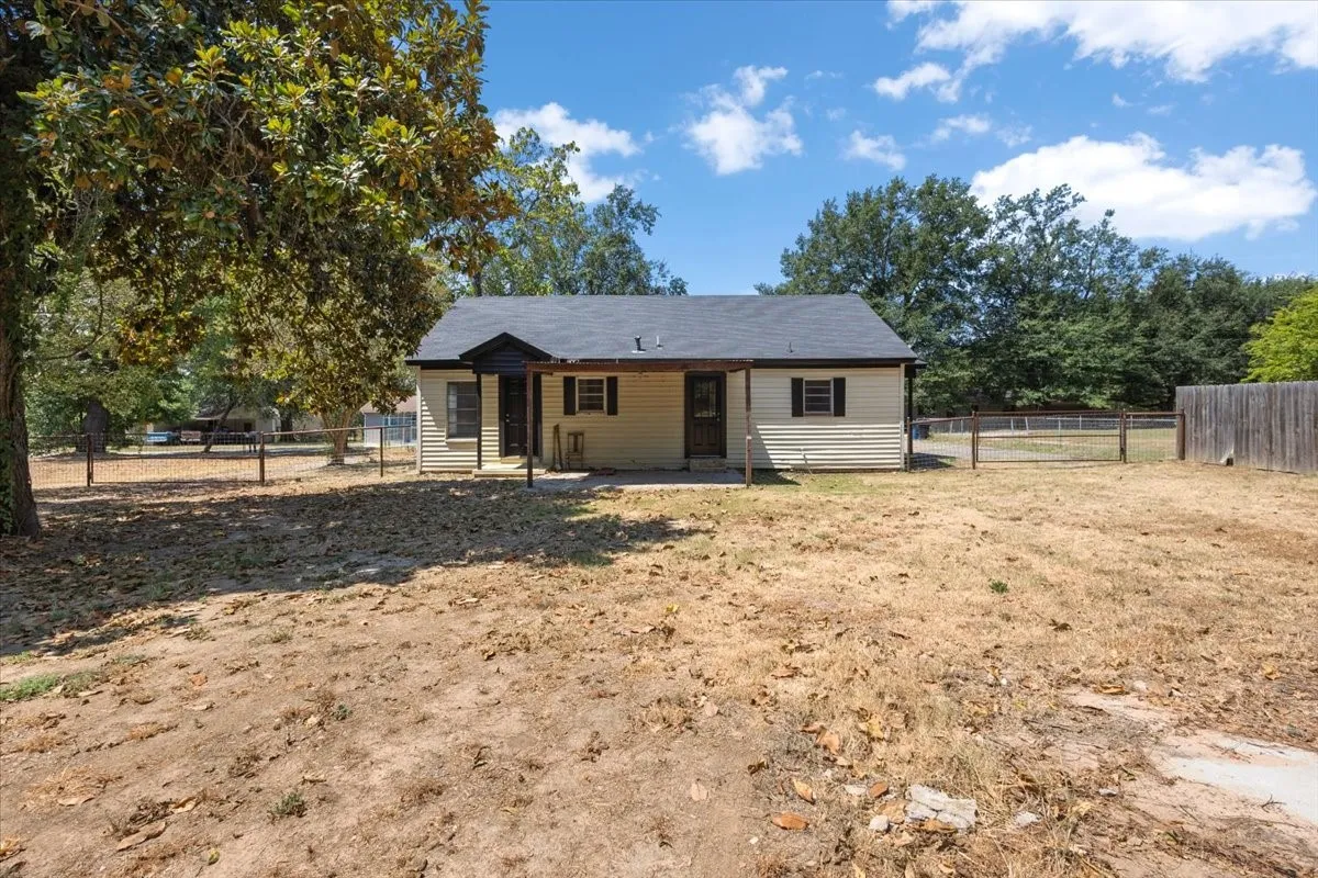 Single Family Residence For Sale in Smith County , 406 Marchman, Lindale, Texas 75771, 3 Bedroom, 1 Bathroom, Garage spaces, 1,120 Sqft, built in 1940, mls#21391979, Real Estate Agent in Lindale, Homes For Sale in Smith county, Homes For Sale in Lindale, Realtor in Lindale Texas, Real Estate Brokerage Independent Realty Texas, Luminita Cordes Realtor