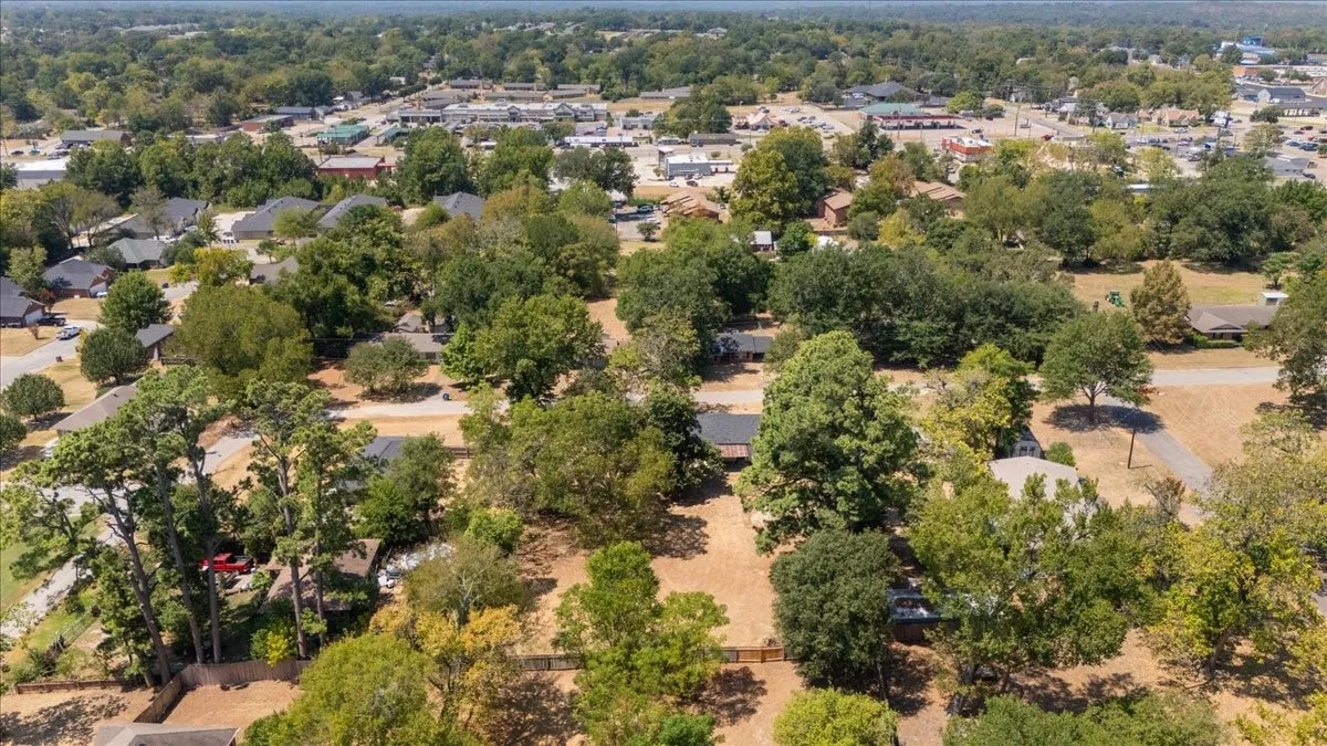 Single Family Residence For Sale in Smith County , 406 Marchman, Lindale, Texas 75771, 3 Bedroom, 1 Bathroom, Garage spaces, 1,120 Sqft, built in 1940, mls#21391979, Real Estate Agent in Lindale, Homes For Sale in Smith county, Homes For Sale in Lindale, Realtor in Lindale Texas, Real Estate Brokerage Independent Realty Texas, Luminita Cordes Realtor