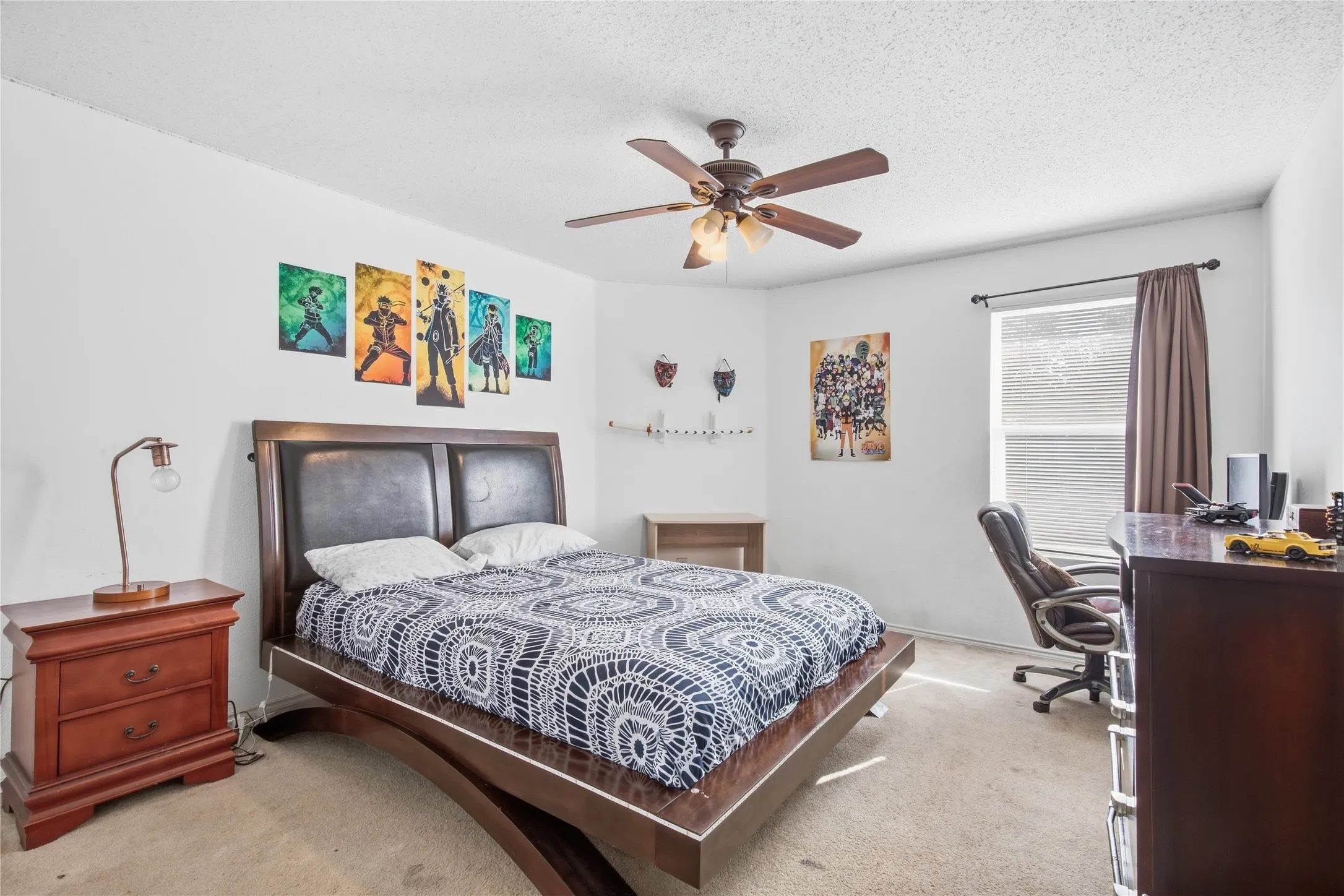 Ceiling fan with integrated lighting