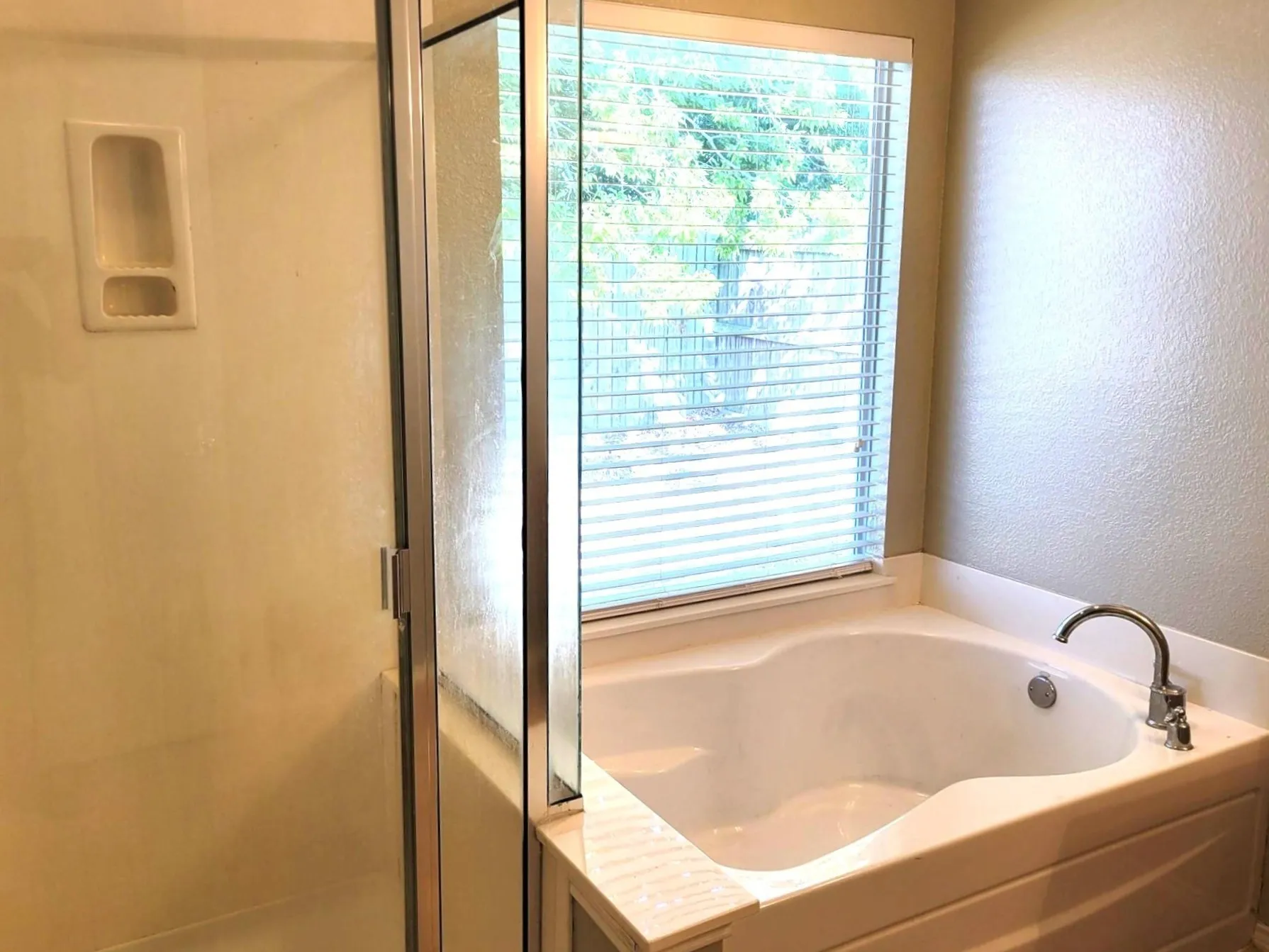 Single Family Residence For Rent in Grayson County , 1434 Pintail Drive, Sherman, Texas 75092, 3 Bedroom, 2 Bathroom, 2 Garage spaces, 1,870 Sqft, built in 2007, mls#21391984, Real Estate Agent in Sherman, Homes For Rent in Grayson county, Homes For Rent in Sherman, Realtor in Sherman Texas, Real Estate Brokerage Independent Realty Texas, Luminita Cordes Realtor