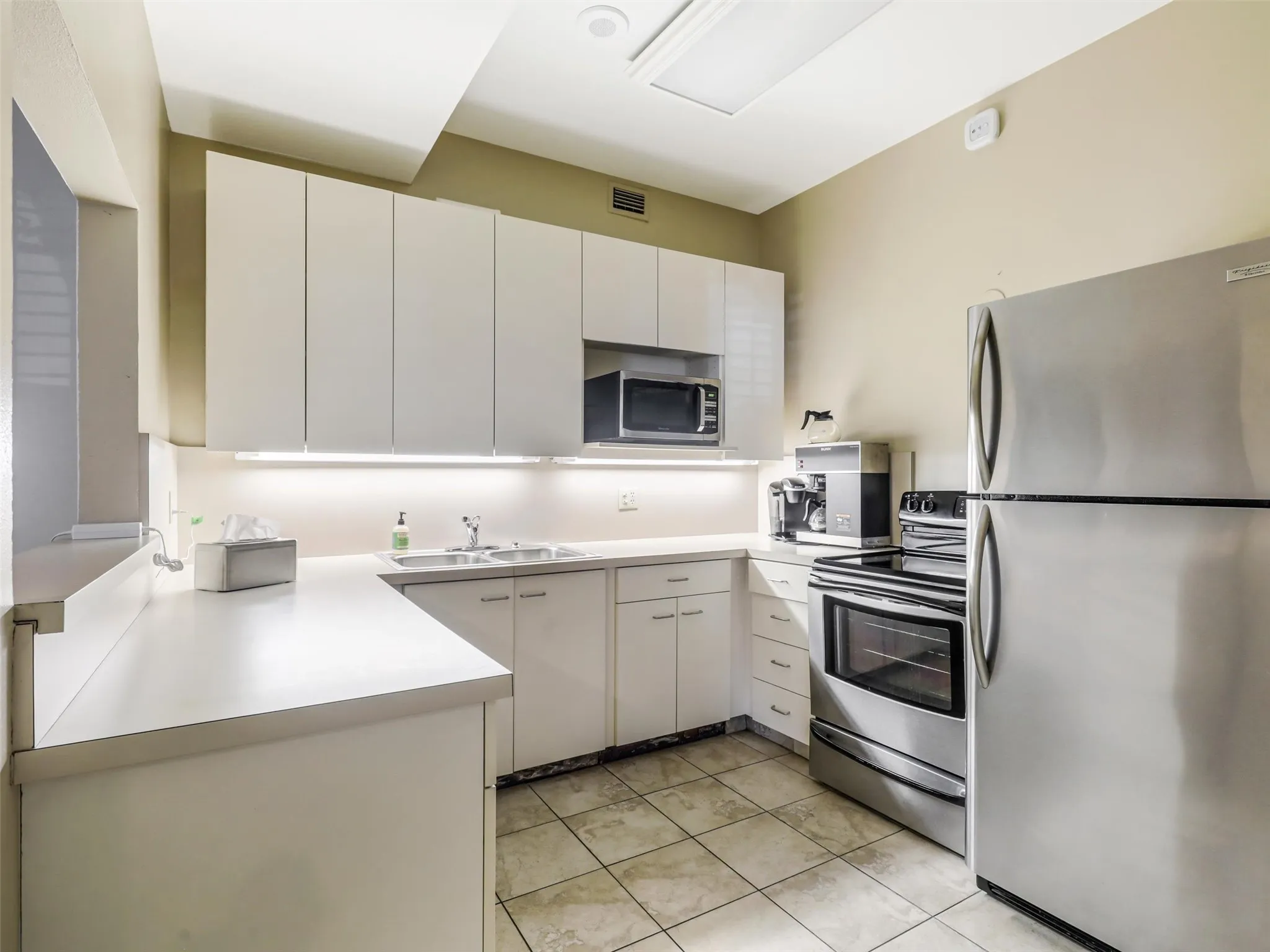 A community club room with kitchen is another one of the many amenities in Preston Tower!