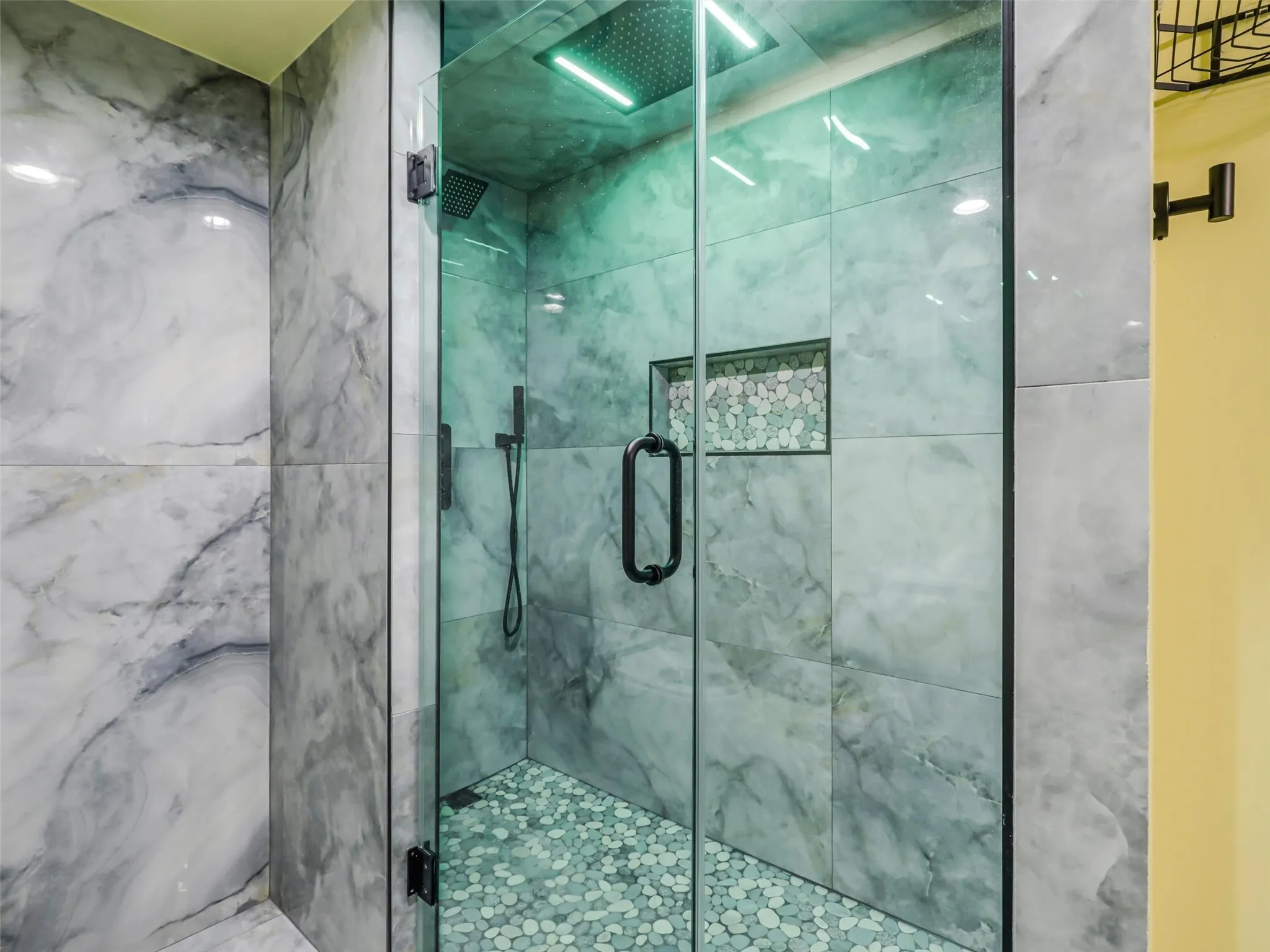 Dream shower with tall glass for a steam-shower like experience and in-ceiling rain flow shower​​‌​​​​‌​​‌‌​‌‌​​​‌‌​‌​‌​‌​​​‌​​ head.