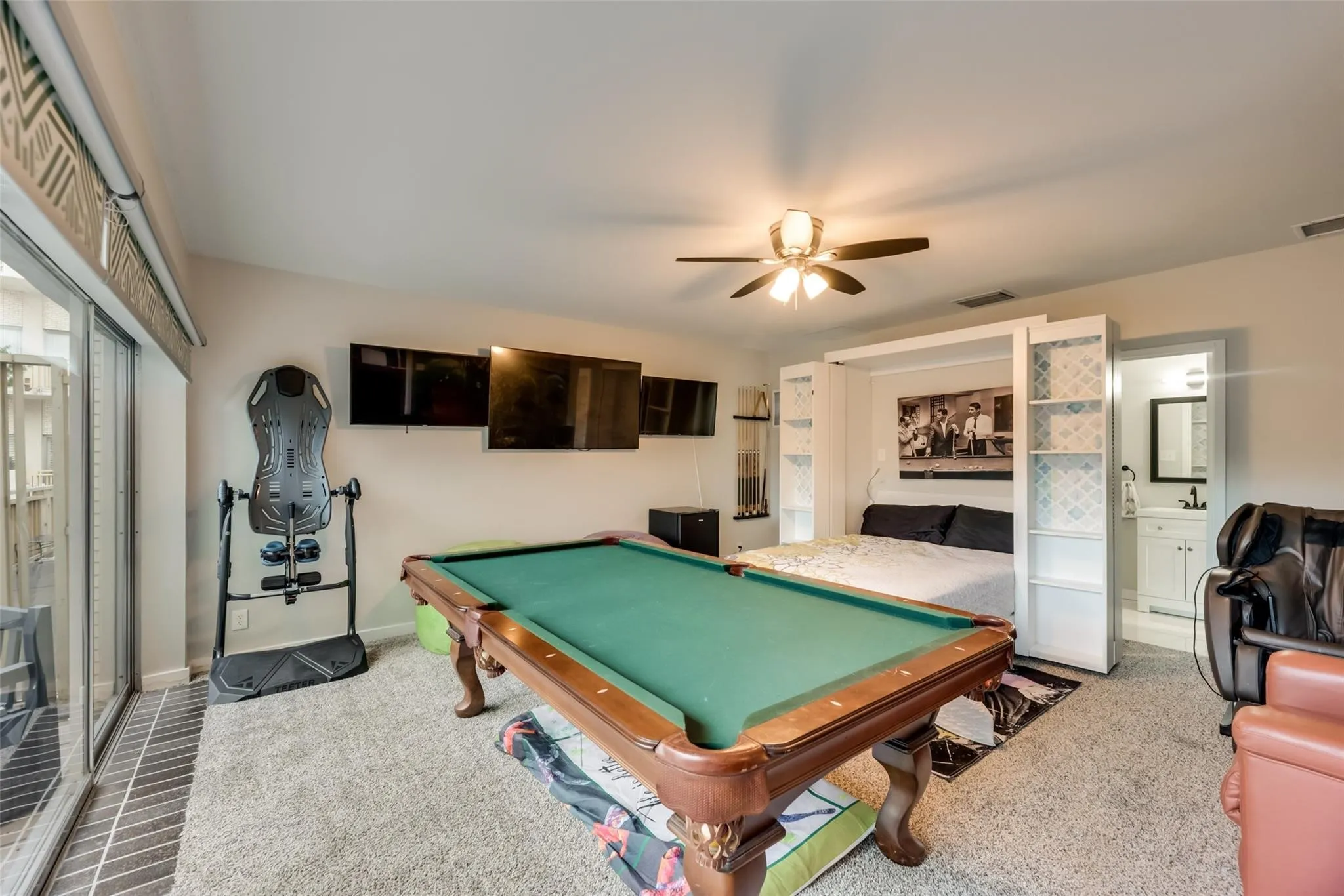 Previous photo of the second primary to show Murphy bed