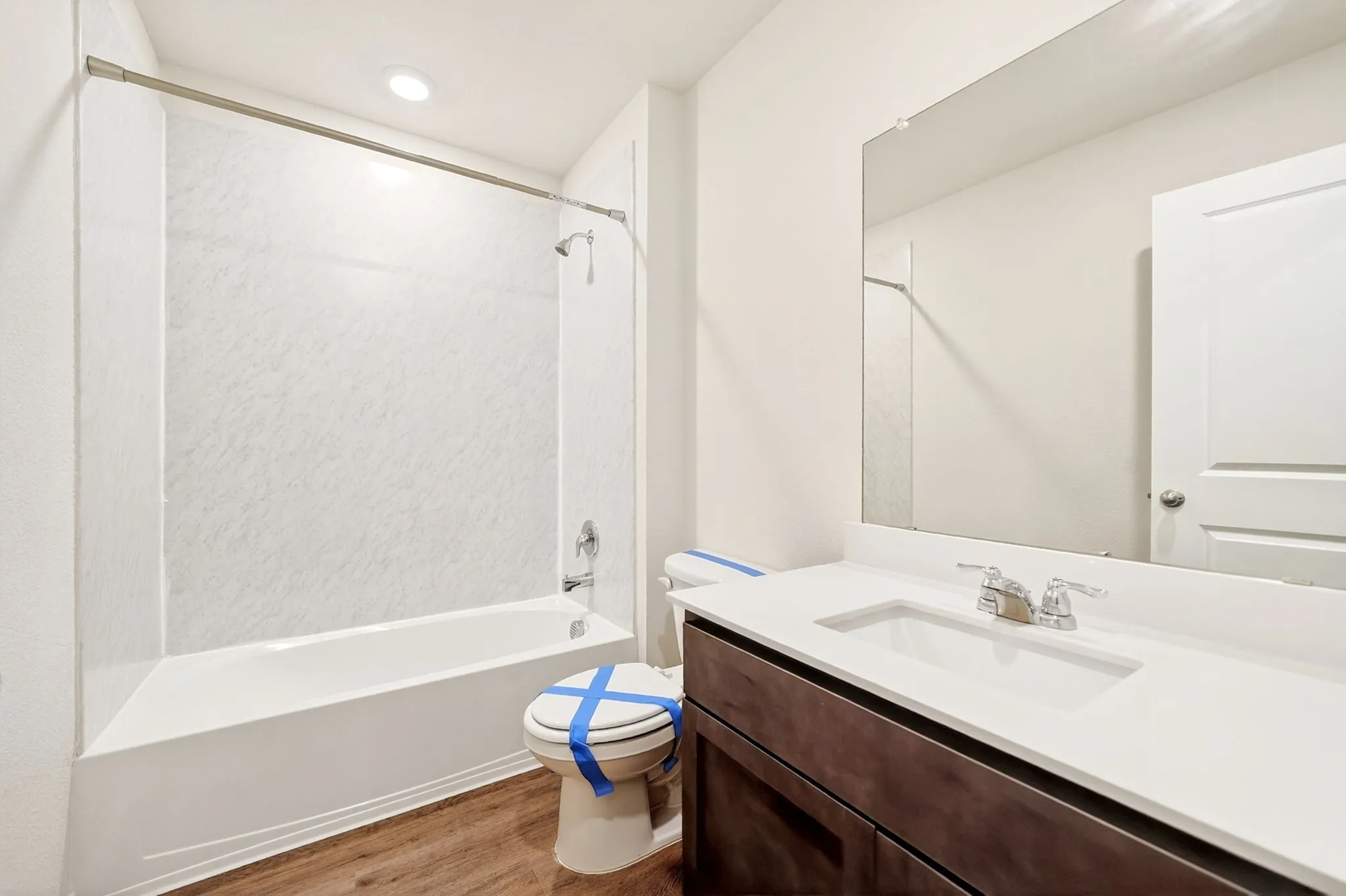 Tub/shower combination with a textured surround
