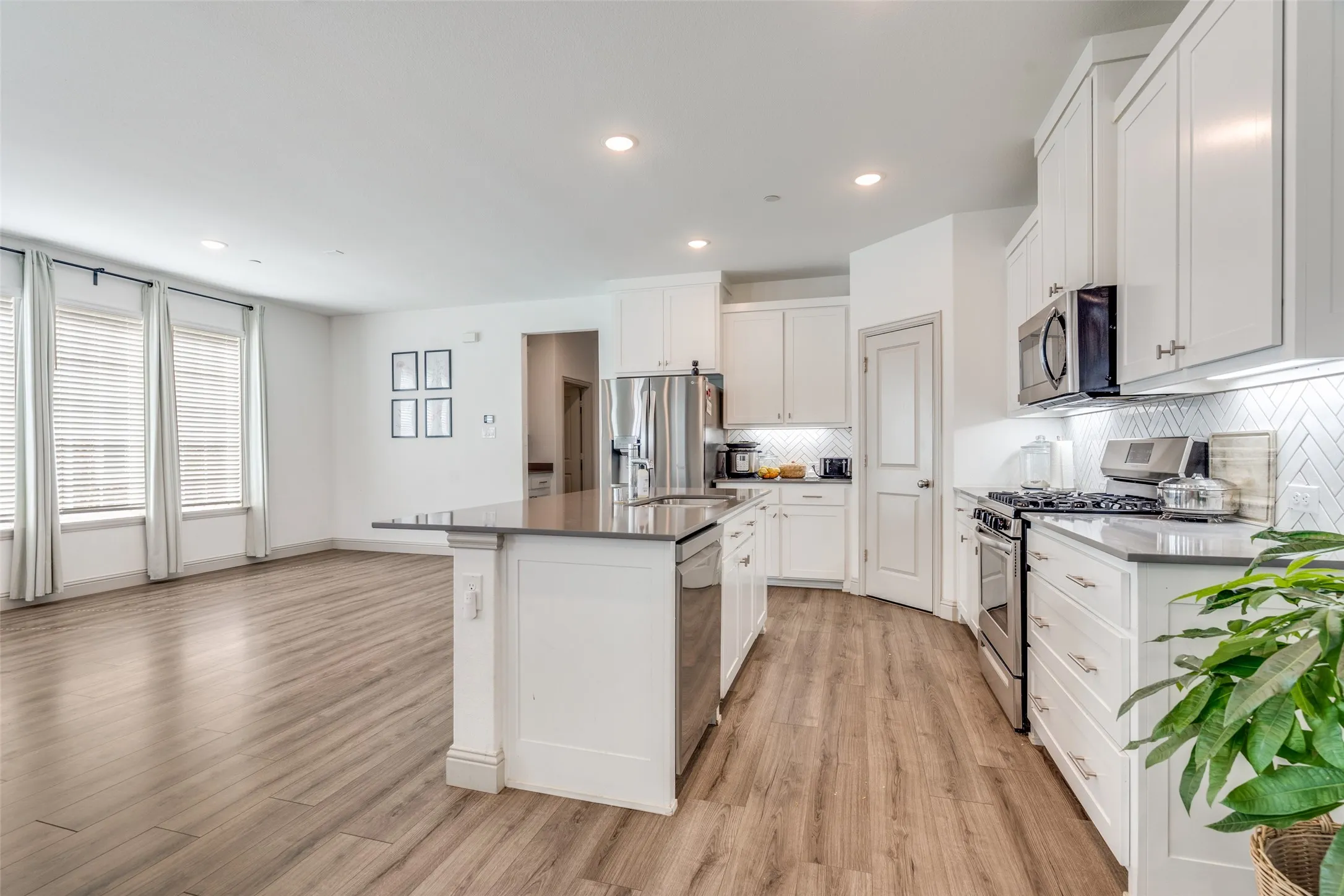Townhouse For Rent in Collin County , 8833 Phoebe Road, Frisco, Texas 75035, 3 Bedroom, 3 Bathroom, 2 Garage spaces, 2,206 Sqft, built in 2022, mls#21391999, Real Estate Agent in Frisco, Homes For Rent in Collin county, Homes For Rent in Frisco, Realtor in Frisco Texas, Real Estate Brokerage Independent Realty Texas, Luminita Cordes Realtor