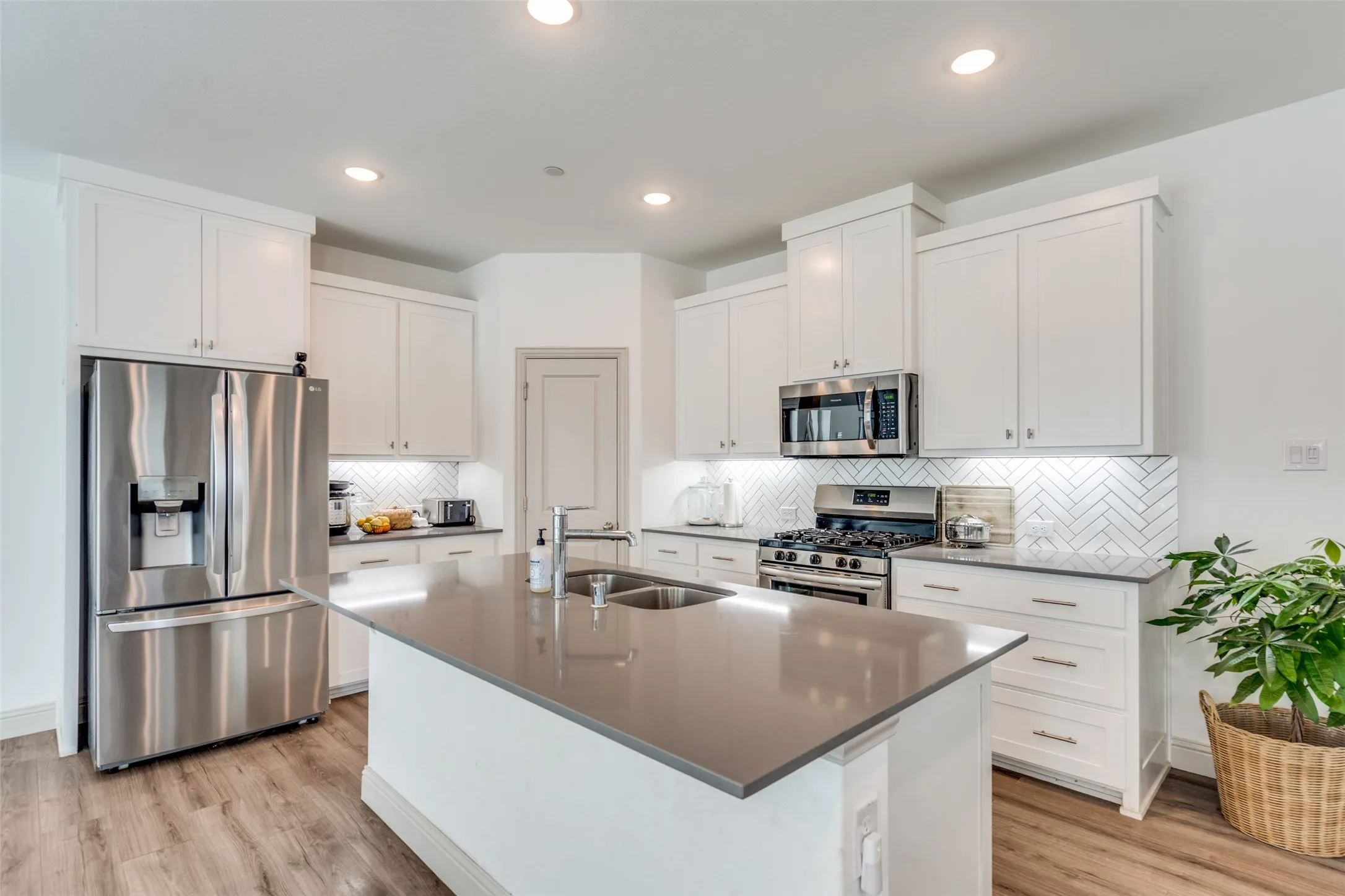 Townhouse For Rent in Collin County , 8833 Phoebe Road, Frisco, Texas 75035, 3 Bedroom, 3 Bathroom, 2 Garage spaces, 2,206 Sqft, built in 2022, mls#21391999, Real Estate Agent in Frisco, Homes For Rent in Collin county, Homes For Rent in Frisco, Realtor in Frisco Texas, Real Estate Brokerage Independent Realty Texas, Luminita Cordes Realtor