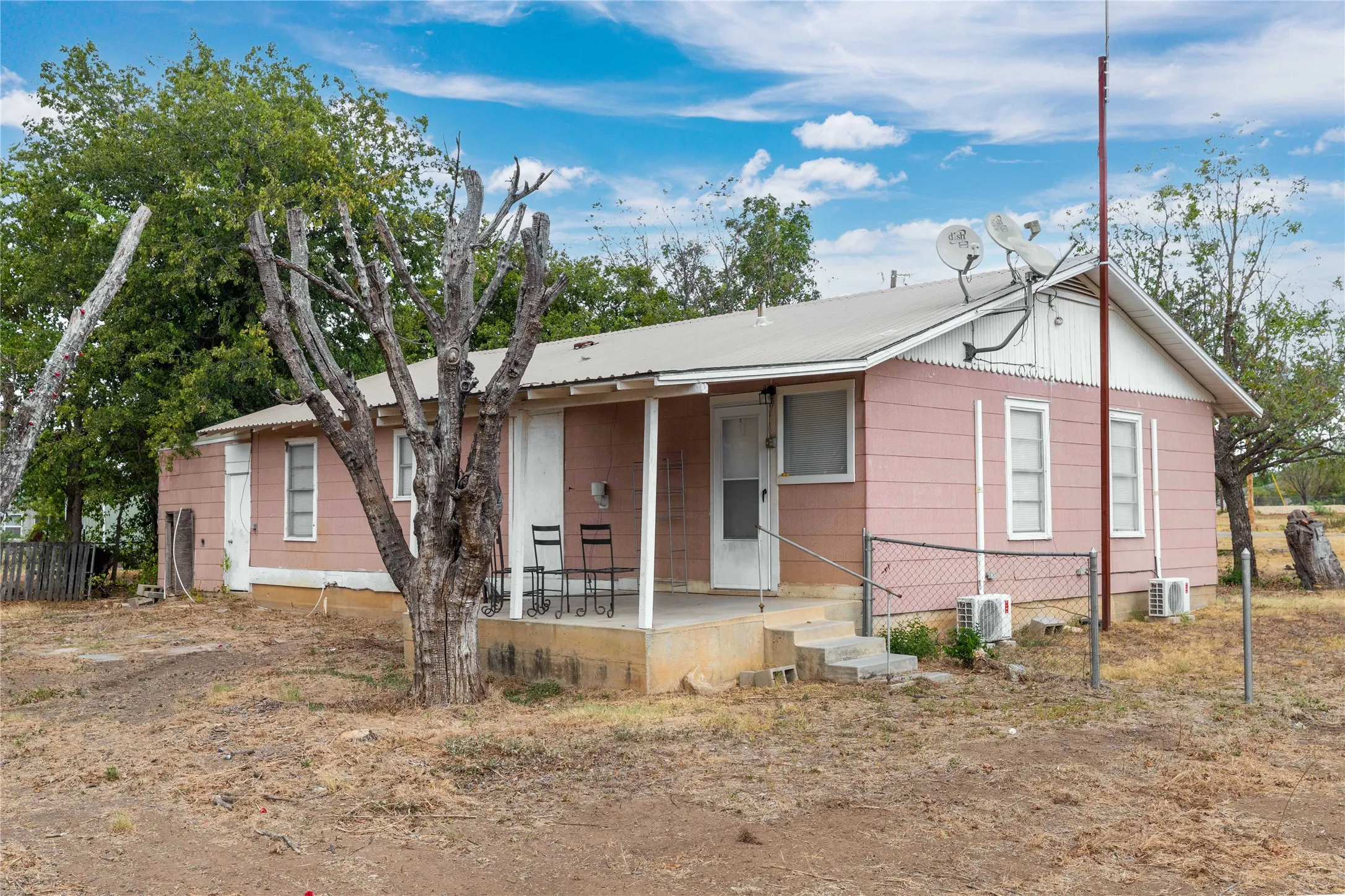 Single Family Residence For Sale in Brown County , 408 S 4th Street, Bangs, Texas 76823, 3 Bedroom, 1 Bathroom, Garage spaces, 1,176 Sqft, built in 1945, mls#21391907, Real Estate Agent in Bangs, Homes For Sale in Brown county, Homes For Sale in Bangs, Realtor in Bangs Texas, Real Estate Brokerage Independent Realty Texas, Luminita Cordes Realtor
