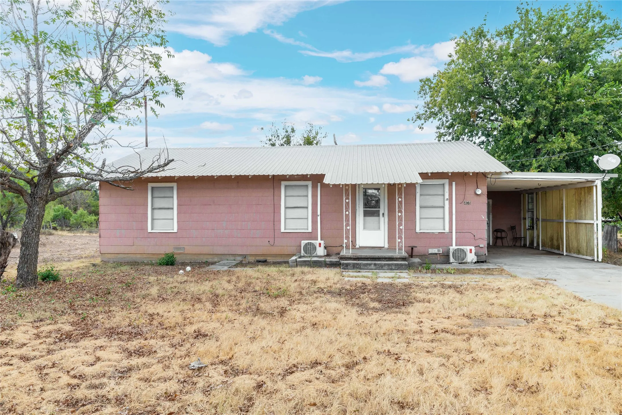 Single Family Residence For Sale in Brown County , 408 S 4th Street, Bangs, Texas 76823, 3 Bedroom, 1 Bathroom, Garage spaces, 1,176 Sqft, built in 1945, mls#21391907, Real Estate Agent in Bangs, Homes For Sale in Brown county, Homes For Sale in Bangs, Realtor in Bangs Texas, Real Estate Brokerage Independent Realty Texas, Luminita Cordes Realtor