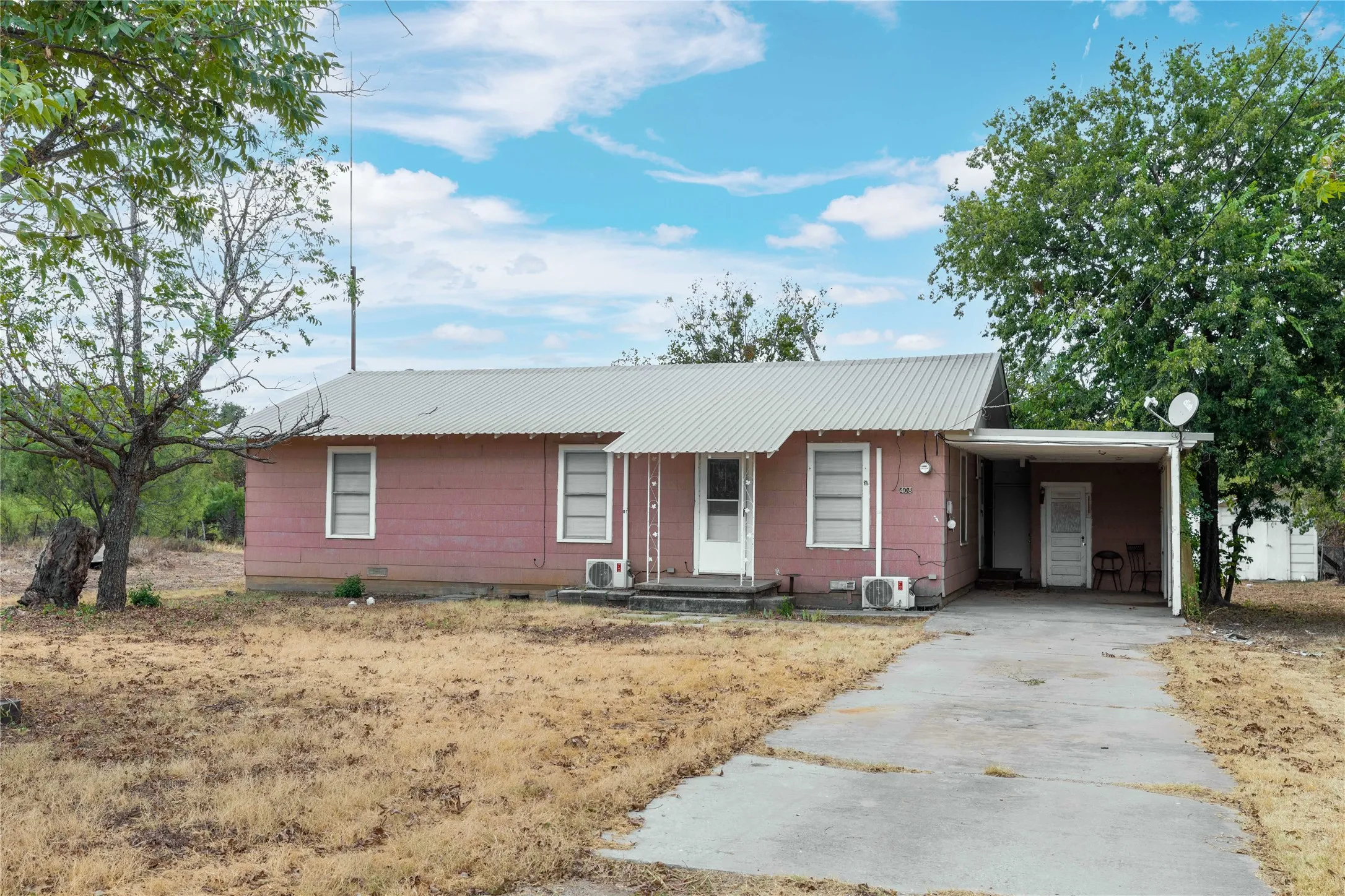 Single Family Residence For Sale in Brown County , 408 S 4th Street, Bangs, Texas 76823, 3 Bedroom, 1 Bathroom, Garage spaces, 1,176 Sqft, built in 1945, mls#21391907, Real Estate Agent in Bangs, Homes For Sale in Brown county, Homes For Sale in Bangs, Realtor in Bangs Texas, Real Estate Brokerage Independent Realty Texas, Luminita Cordes Realtor