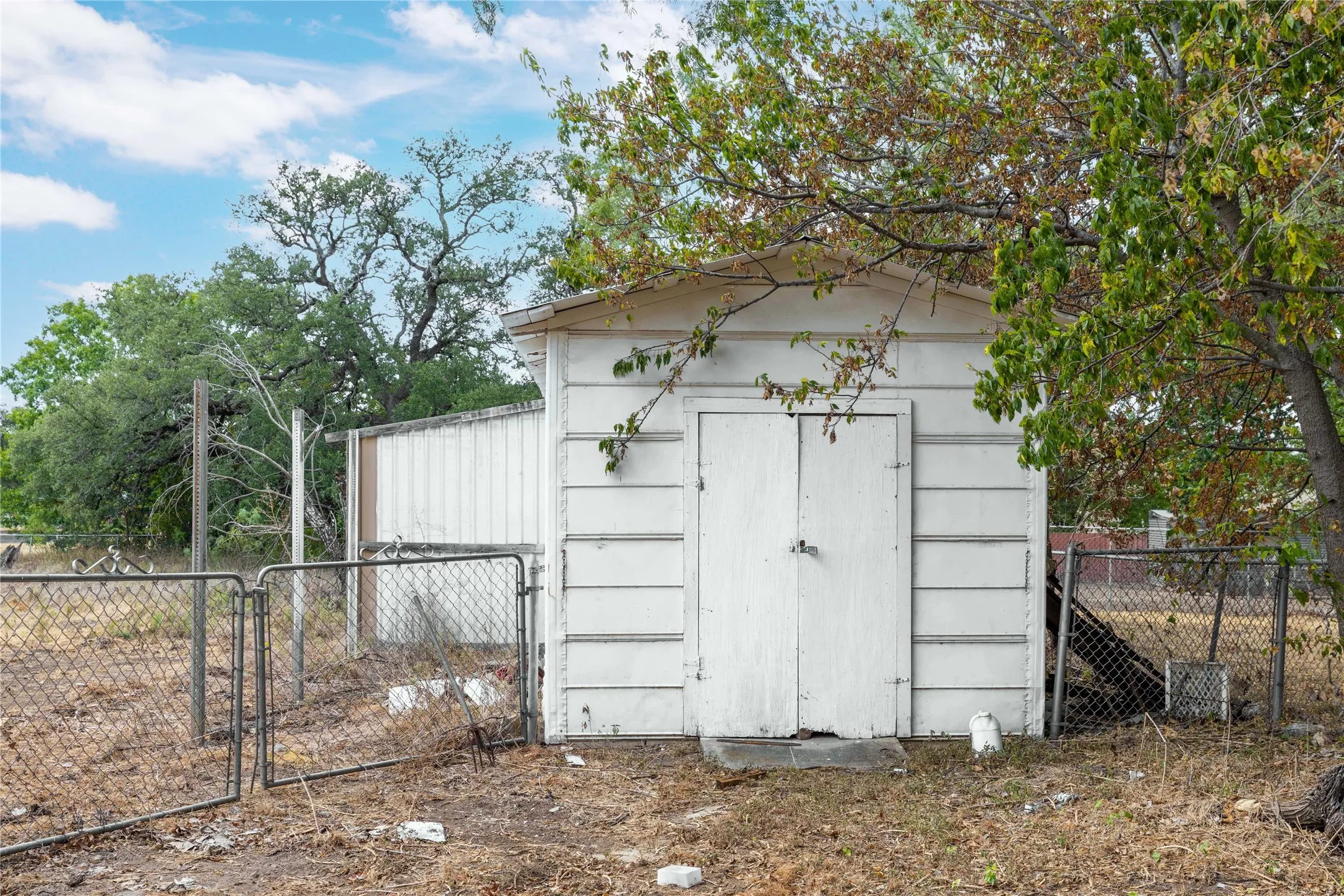 Single Family Residence For Sale in Brown County , 408 S 4th Street, Bangs, Texas 76823, 3 Bedroom, 1 Bathroom, Garage spaces, 1,176 Sqft, built in 1945, mls#21391907, Real Estate Agent in Bangs, Homes For Sale in Brown county, Homes For Sale in Bangs, Realtor in Bangs Texas, Real Estate Brokerage Independent Realty Texas, Luminita Cordes Realtor