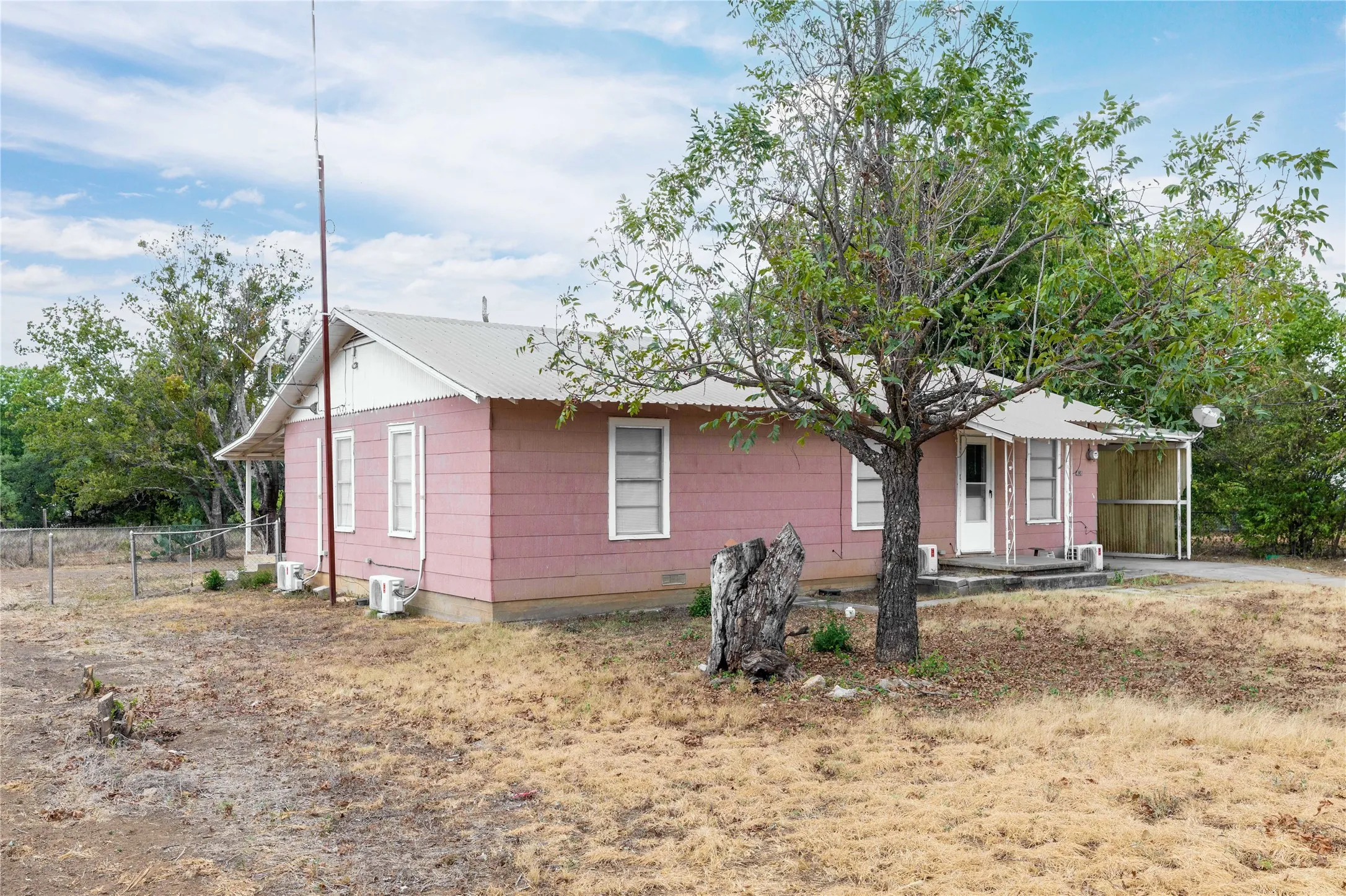 Single Family Residence For Sale in Brown County , 408 S 4th Street, Bangs, Texas 76823, 3 Bedroom, 1 Bathroom, Garage spaces, 1,176 Sqft, built in 1945, mls#21391907, Real Estate Agent in Bangs, Homes For Sale in Brown county, Homes For Sale in Bangs, Realtor in Bangs Texas, Real Estate Brokerage Independent Realty Texas, Luminita Cordes Realtor