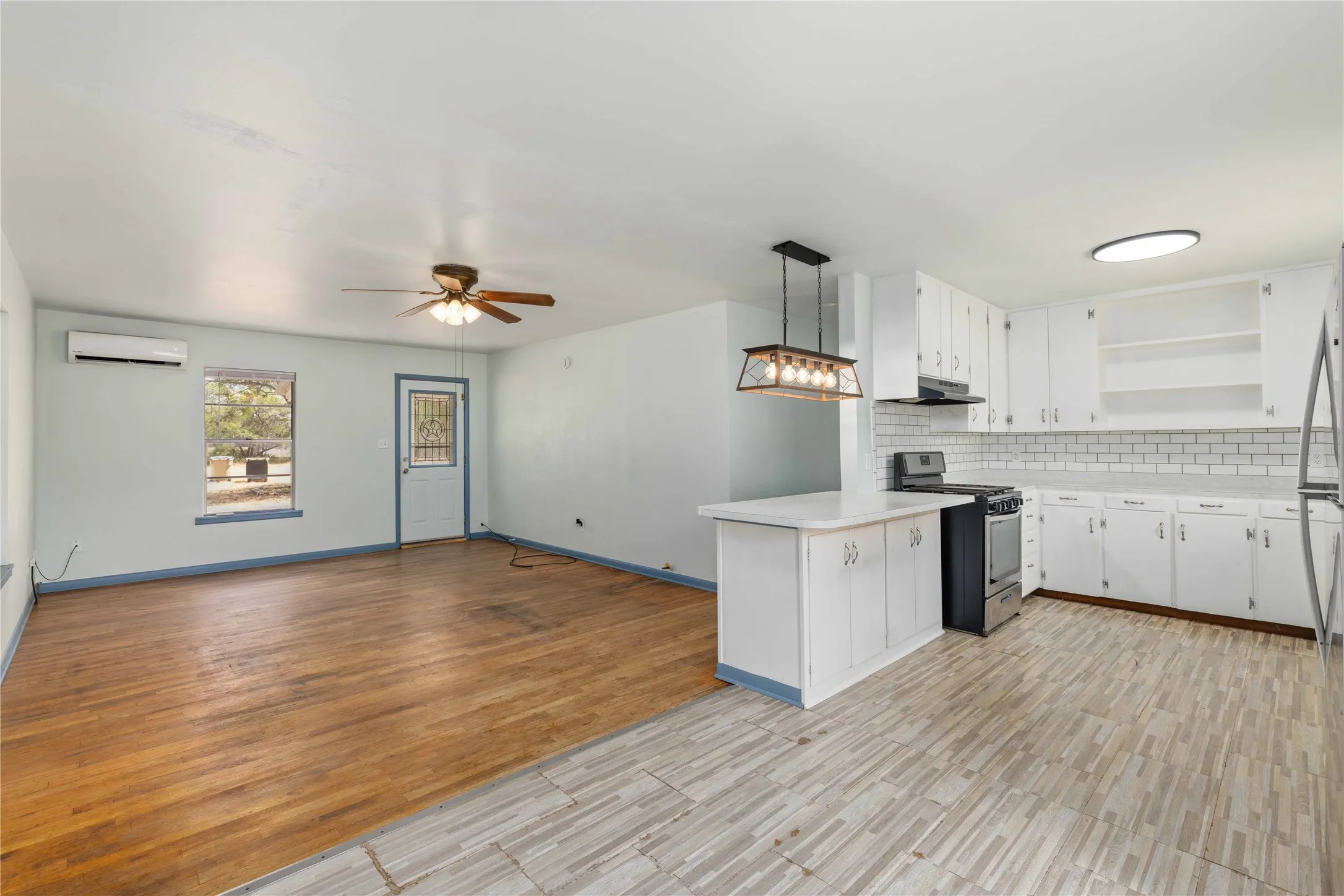 Single Family Residence For Sale in Brown County , 408 S 4th Street, Bangs, Texas 76823, 3 Bedroom, 1 Bathroom, Garage spaces, 1,176 Sqft, built in 1945, mls#21391907, Real Estate Agent in Bangs, Homes For Sale in Brown county, Homes For Sale in Bangs, Realtor in Bangs Texas, Real Estate Brokerage Independent Realty Texas, Luminita Cordes Realtor