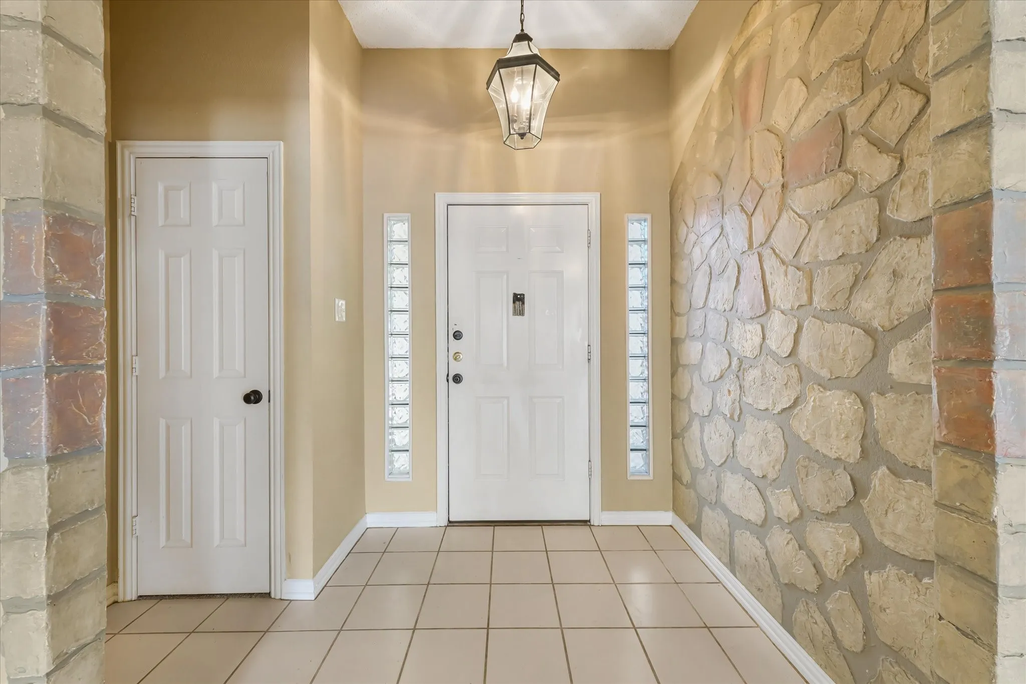 Single Family Residence For Rent in Denton County , 2129 Whetstone Drive, Corinth, Texas 76210, 4 Bedroom, 2 Bathroom, Garage spaces, 1,788 Sqft, built in 1994, mls#21392010, Real Estate Agent in Corinth, Homes For Rent in Denton county, Homes For Rent in Corinth, Realtor in Corinth Texas, Real Estate Brokerage Independent Realty Texas, Luminita Cordes Realtor