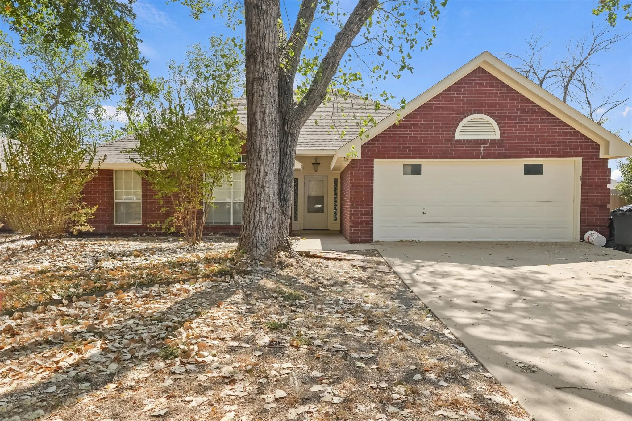 Single Family Residence For Rent in Denton County , 2129 Whetstone Drive, Corinth, Texas 76210, 4 Bedroom, 2 Bathroom, Garage spaces, 1,788 Sqft, built in 1994, mls#21392010, Real Estate Agent in Corinth, Homes For Rent in Denton county, Homes For Rent in Corinth, Realtor in Corinth Texas, Real Estate Brokerage Independent Realty Texas, Luminita Cordes Realtor