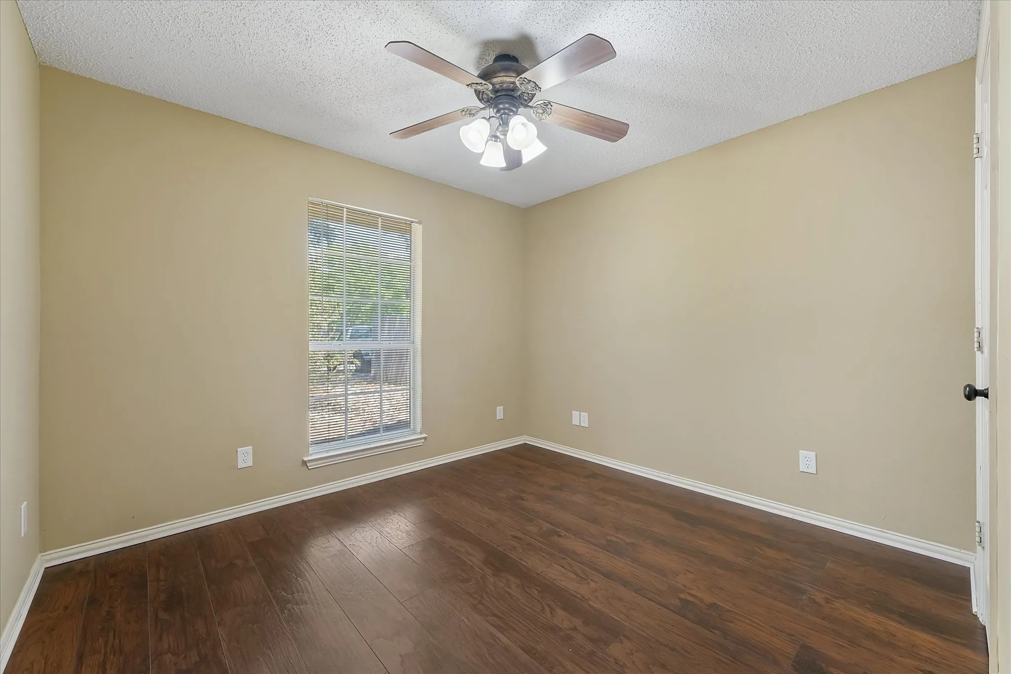 Single Family Residence For Rent in Denton County , 2129 Whetstone Drive, Corinth, Texas 76210, 4 Bedroom, 2 Bathroom, Garage spaces, 1,788 Sqft, built in 1994, mls#21392010, Real Estate Agent in Corinth, Homes For Rent in Denton county, Homes For Rent in Corinth, Realtor in Corinth Texas, Real Estate Brokerage Independent Realty Texas, Luminita Cordes Realtor