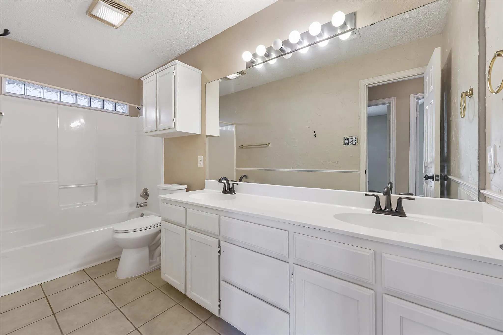 Single Family Residence For Rent in Denton County , 2129 Whetstone Drive, Corinth, Texas 76210, 4 Bedroom, 2 Bathroom, Garage spaces, 1,788 Sqft, built in 1994, mls#21392010, Real Estate Agent in Corinth, Homes For Rent in Denton county, Homes For Rent in Corinth, Realtor in Corinth Texas, Real Estate Brokerage Independent Realty Texas, Luminita Cordes Realtor