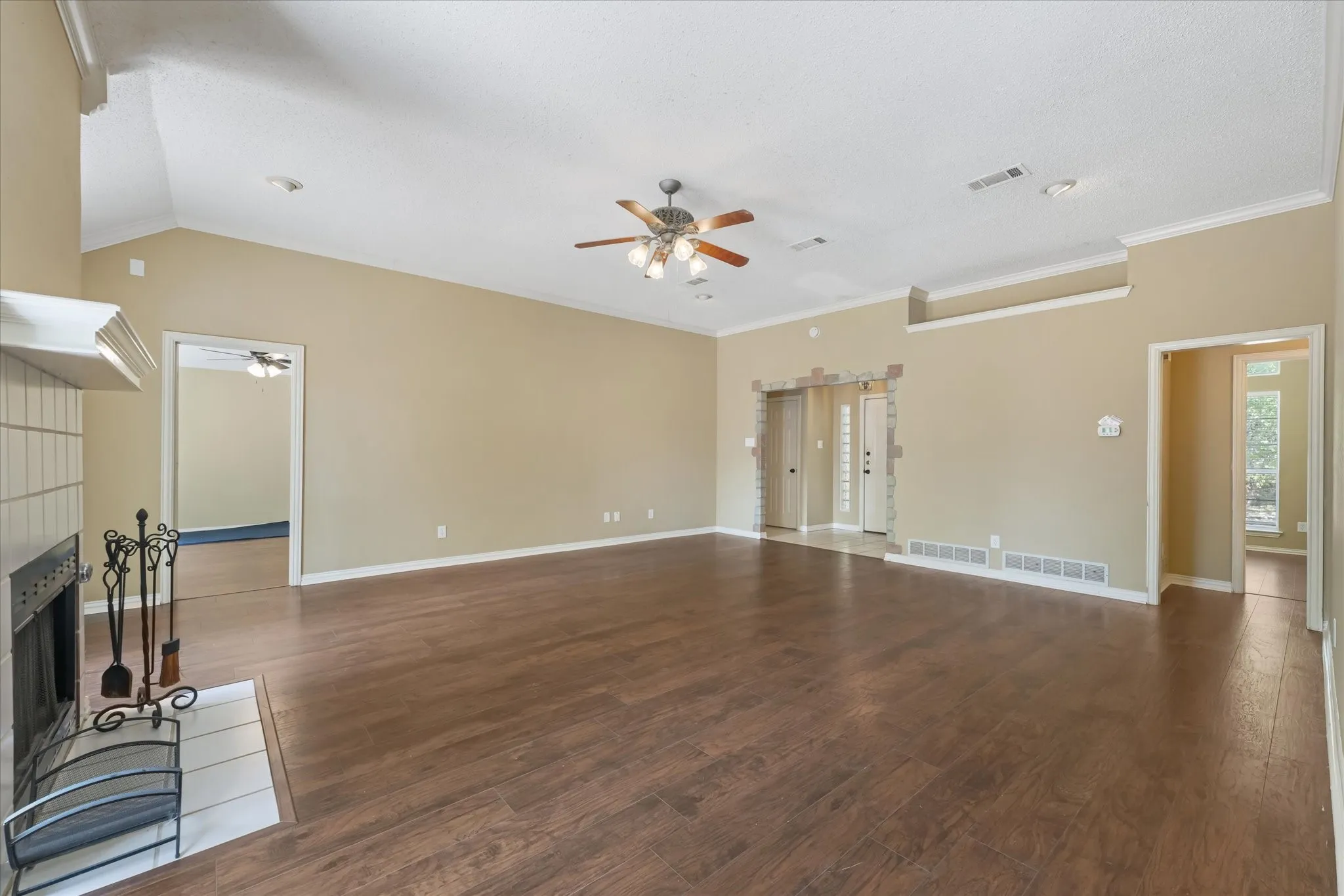 Single Family Residence For Rent in Denton County , 2129 Whetstone Drive, Corinth, Texas 76210, 4 Bedroom, 2 Bathroom, Garage spaces, 1,788 Sqft, built in 1994, mls#21392010, Real Estate Agent in Corinth, Homes For Rent in Denton county, Homes For Rent in Corinth, Realtor in Corinth Texas, Real Estate Brokerage Independent Realty Texas, Luminita Cordes Realtor