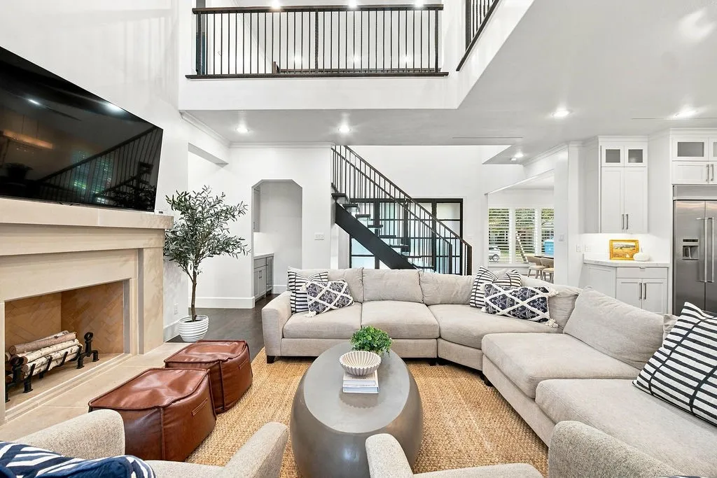 Smooth transitions between the main seating area, wet bar, and dining room mean you never miss out on the conversation during gatherings