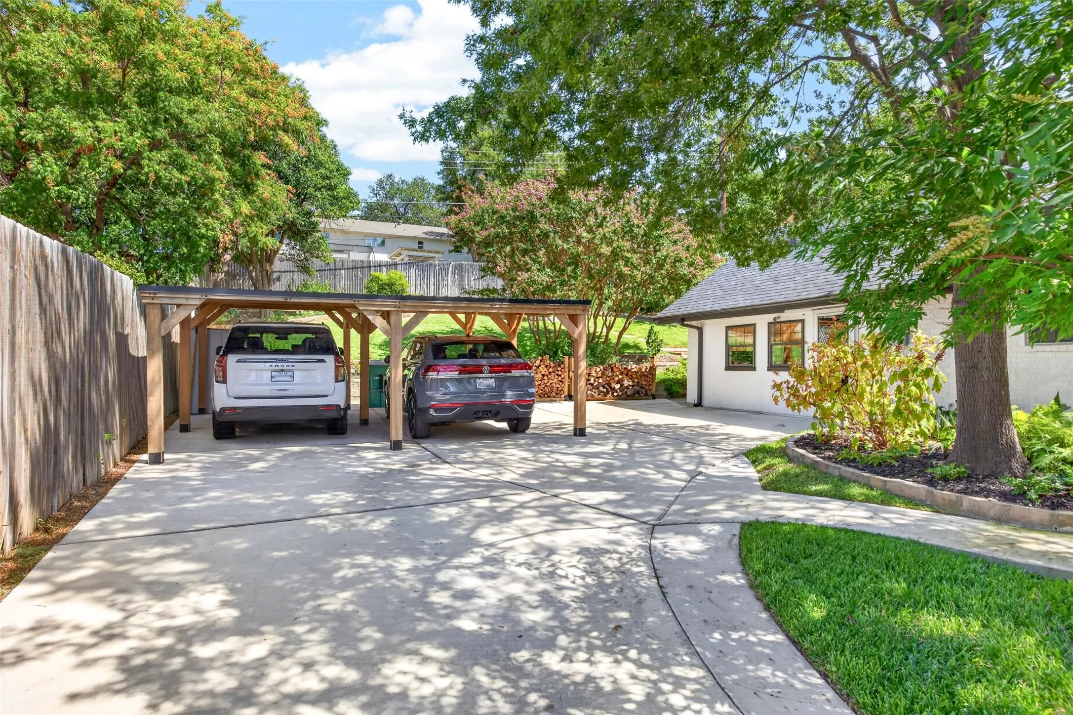 Single Family Residence For Sale in Tarrant County , 1609 Ems Road W, Fort Worth, Texas 76116, 4 Bedroom, 3 Bathroom, Garage spaces, 3,020 Sqft, built in 1976, mls#21391796, Real Estate Agent in Fort Worth, Homes For Sale in Tarrant county, Homes For Sale in Fort Worth, Realtor in Fort Worth Texas, Real Estate Brokerage Independent Realty Texas, Luminita Cordes Realtor
