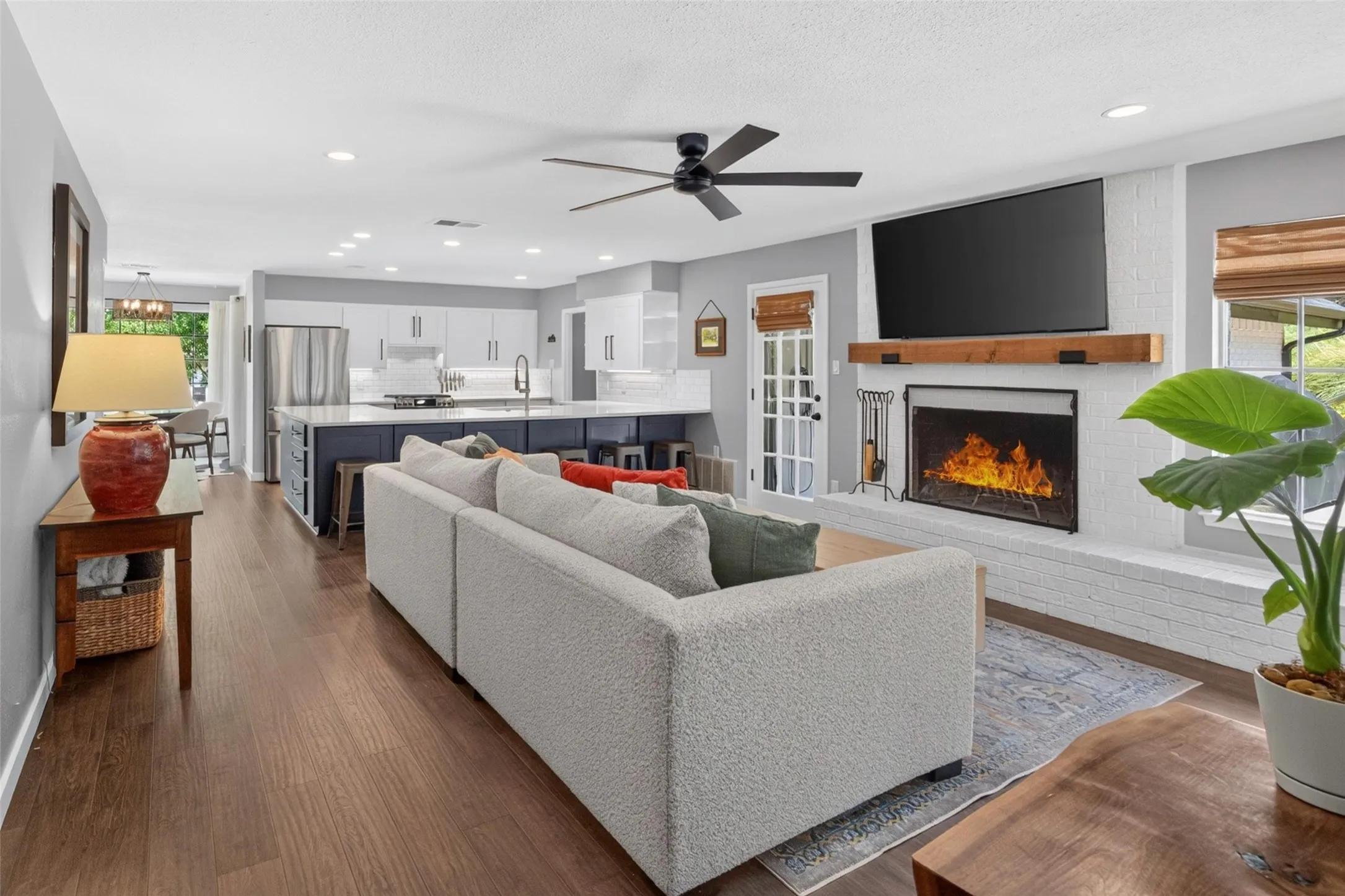 Single Family Residence For Sale in Tarrant County , 1609 Ems Road W, Fort Worth, Texas 76116, 4 Bedroom, 3 Bathroom, Garage spaces, 3,020 Sqft, built in 1976, mls#21391796, Real Estate Agent in Fort Worth, Homes For Sale in Tarrant county, Homes For Sale in Fort Worth, Realtor in Fort Worth Texas, Real Estate Brokerage Independent Realty Texas, Luminita Cordes Realtor