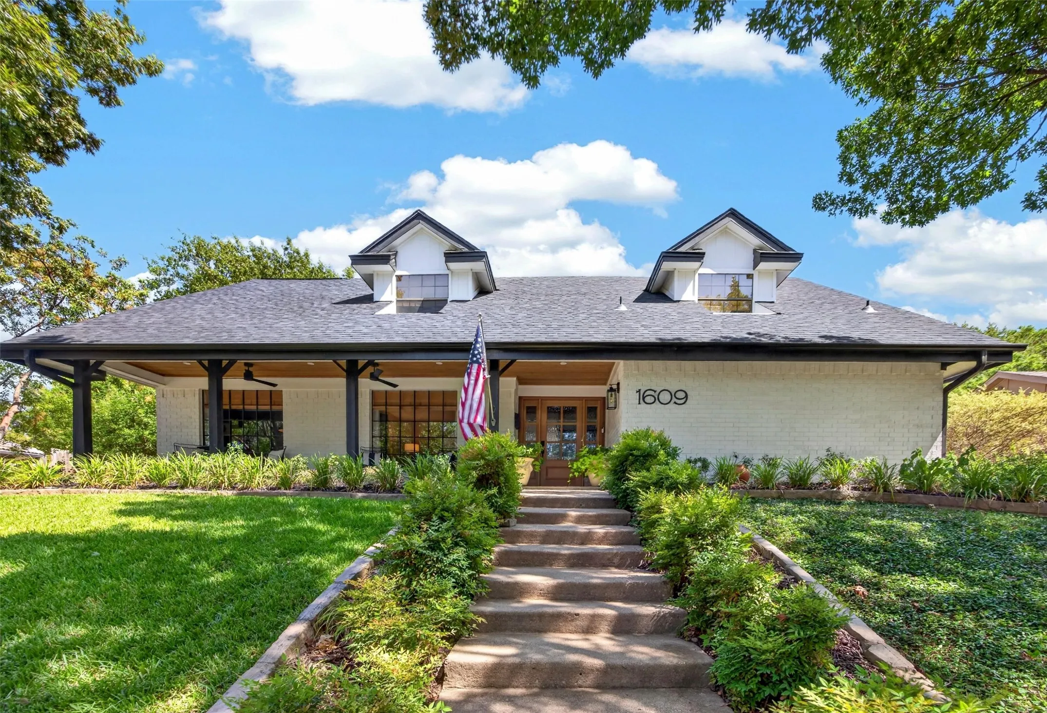 Single Family Residence For Sale in Tarrant County , 1609 Ems Road W, Fort Worth, Texas 76116, 4 Bedroom, 3 Bathroom, Garage spaces, 3,020 Sqft, built in 1976, mls#21391796, Real Estate Agent in Fort Worth, Homes For Sale in Tarrant county, Homes For Sale in Fort Worth, Realtor in Fort Worth Texas, Real Estate Brokerage Independent Realty Texas, Luminita Cordes Realtor