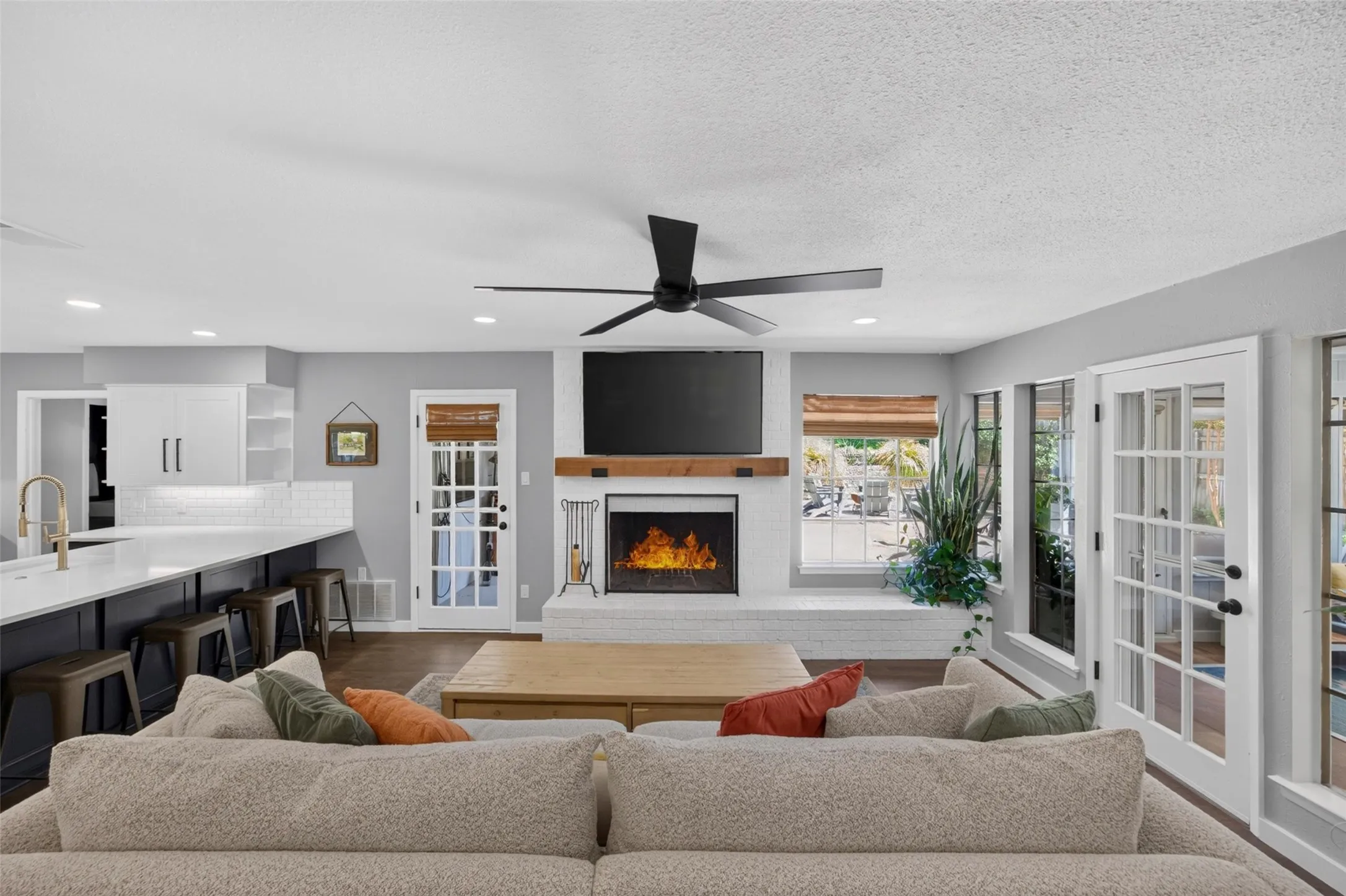 Single Family Residence For Sale in Tarrant County , 1609 Ems Road W, Fort Worth, Texas 76116, 4 Bedroom, 3 Bathroom, Garage spaces, 3,020 Sqft, built in 1976, mls#21391796, Real Estate Agent in Fort Worth, Homes For Sale in Tarrant county, Homes For Sale in Fort Worth, Realtor in Fort Worth Texas, Real Estate Brokerage Independent Realty Texas, Luminita Cordes Realtor