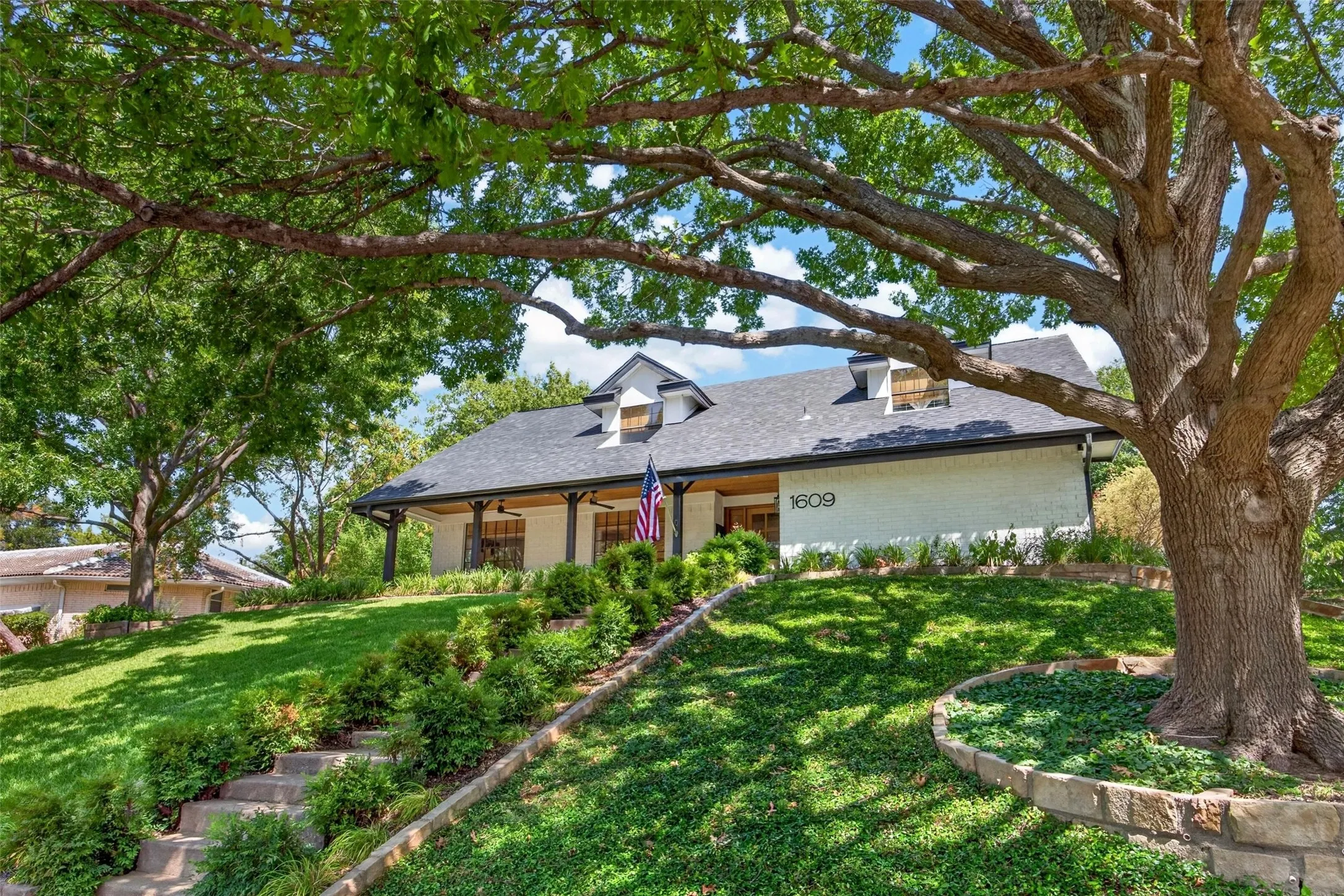Single Family Residence For Sale in Tarrant County , 1609 Ems Road W, Fort Worth, Texas 76116, 4 Bedroom, 3 Bathroom, Garage spaces, 3,020 Sqft, built in 1976, mls#21391796, Real Estate Agent in Fort Worth, Homes For Sale in Tarrant county, Homes For Sale in Fort Worth, Realtor in Fort Worth Texas, Real Estate Brokerage Independent Realty Texas, Luminita Cordes Realtor