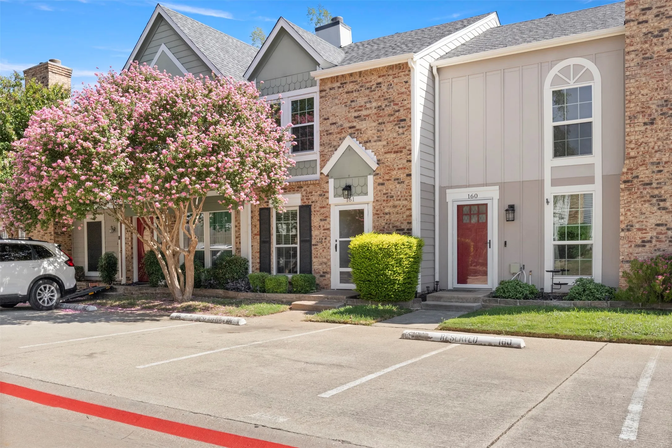 Townhouse For Sale in Tarrant County , 161 Merlin Way, Euless, Texas 76039, 2 Bedroom, 2 Bathroom, Garage spaces, 1,120 Sqft, built in 1983, mls#21389470, Real Estate Agent in Euless, Homes For Sale in Tarrant county, Homes For Sale in Euless, Realtor in Euless Texas, Real Estate Brokerage Independent Realty Texas, Luminita Cordes Realtor
