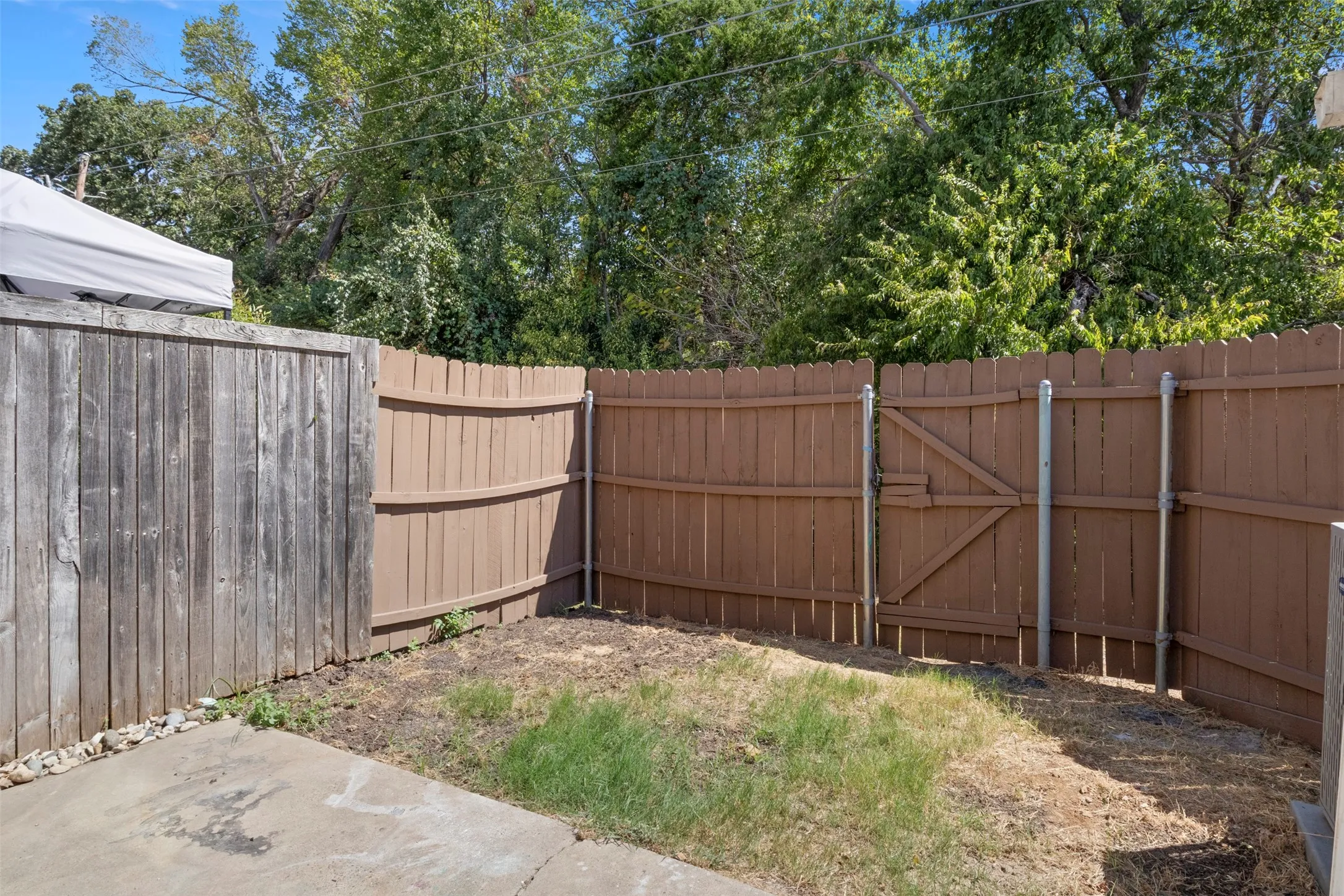Townhouse For Sale in Tarrant County , 161 Merlin Way, Euless, Texas 76039, 2 Bedroom, 2 Bathroom, Garage spaces, 1,120 Sqft, built in 1983, mls#21389470, Real Estate Agent in Euless, Homes For Sale in Tarrant county, Homes For Sale in Euless, Realtor in Euless Texas, Real Estate Brokerage Independent Realty Texas, Luminita Cordes Realtor