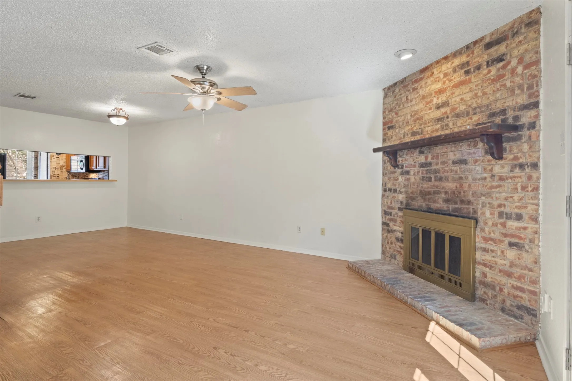 Townhouse For Sale in Tarrant County , 161 Merlin Way, Euless, Texas 76039, 2 Bedroom, 2 Bathroom, Garage spaces, 1,120 Sqft, built in 1983, mls#21389470, Real Estate Agent in Euless, Homes For Sale in Tarrant county, Homes For Sale in Euless, Realtor in Euless Texas, Real Estate Brokerage Independent Realty Texas, Luminita Cordes Realtor