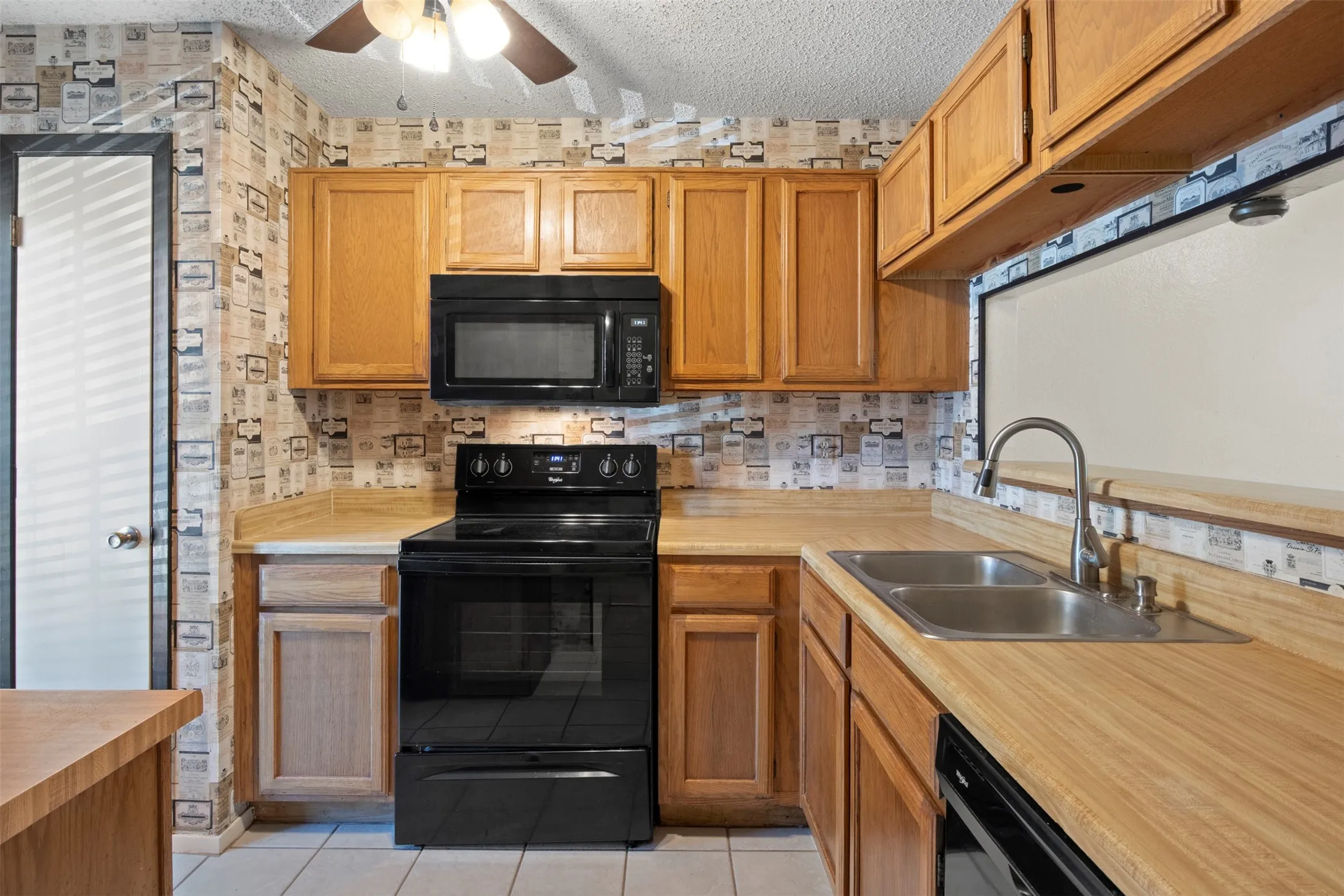 Townhouse For Sale in Tarrant County , 161 Merlin Way, Euless, Texas 76039, 2 Bedroom, 2 Bathroom, Garage spaces, 1,120 Sqft, built in 1983, mls#21389470, Real Estate Agent in Euless, Homes For Sale in Tarrant county, Homes For Sale in Euless, Realtor in Euless Texas, Real Estate Brokerage Independent Realty Texas, Luminita Cordes Realtor