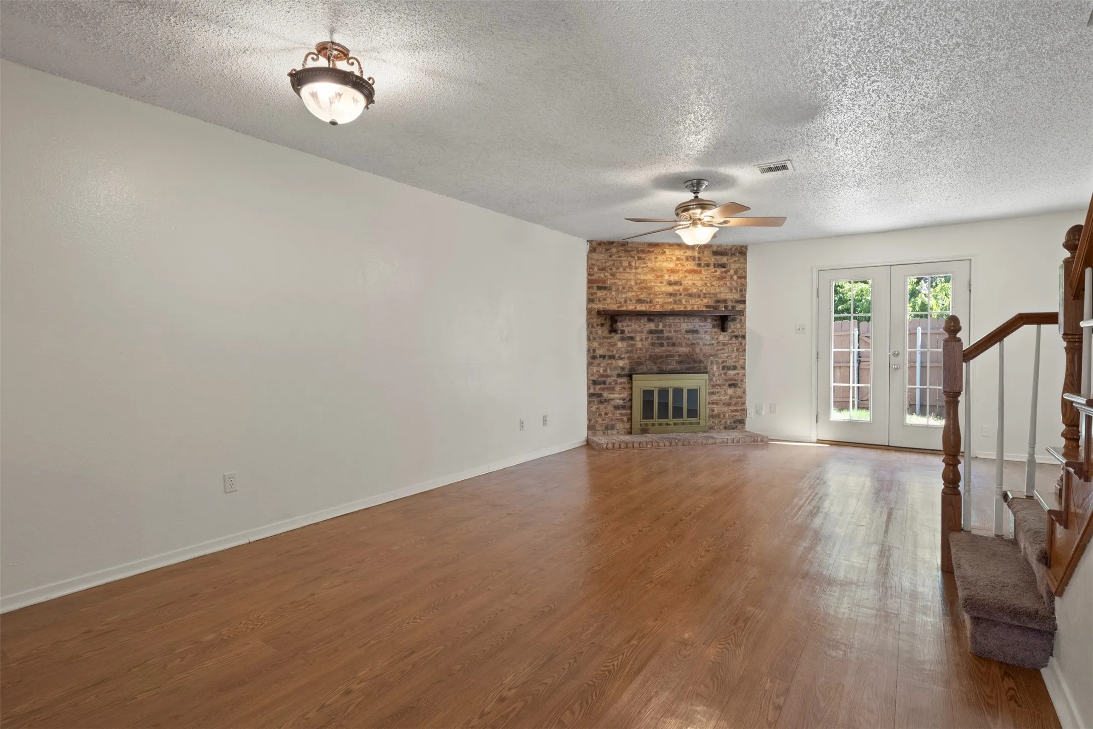 Townhouse For Sale in Tarrant County , 161 Merlin Way, Euless, Texas 76039, 2 Bedroom, 2 Bathroom, Garage spaces, 1,120 Sqft, built in 1983, mls#21389470, Real Estate Agent in Euless, Homes For Sale in Tarrant county, Homes For Sale in Euless, Realtor in Euless Texas, Real Estate Brokerage Independent Realty Texas, Luminita Cordes Realtor