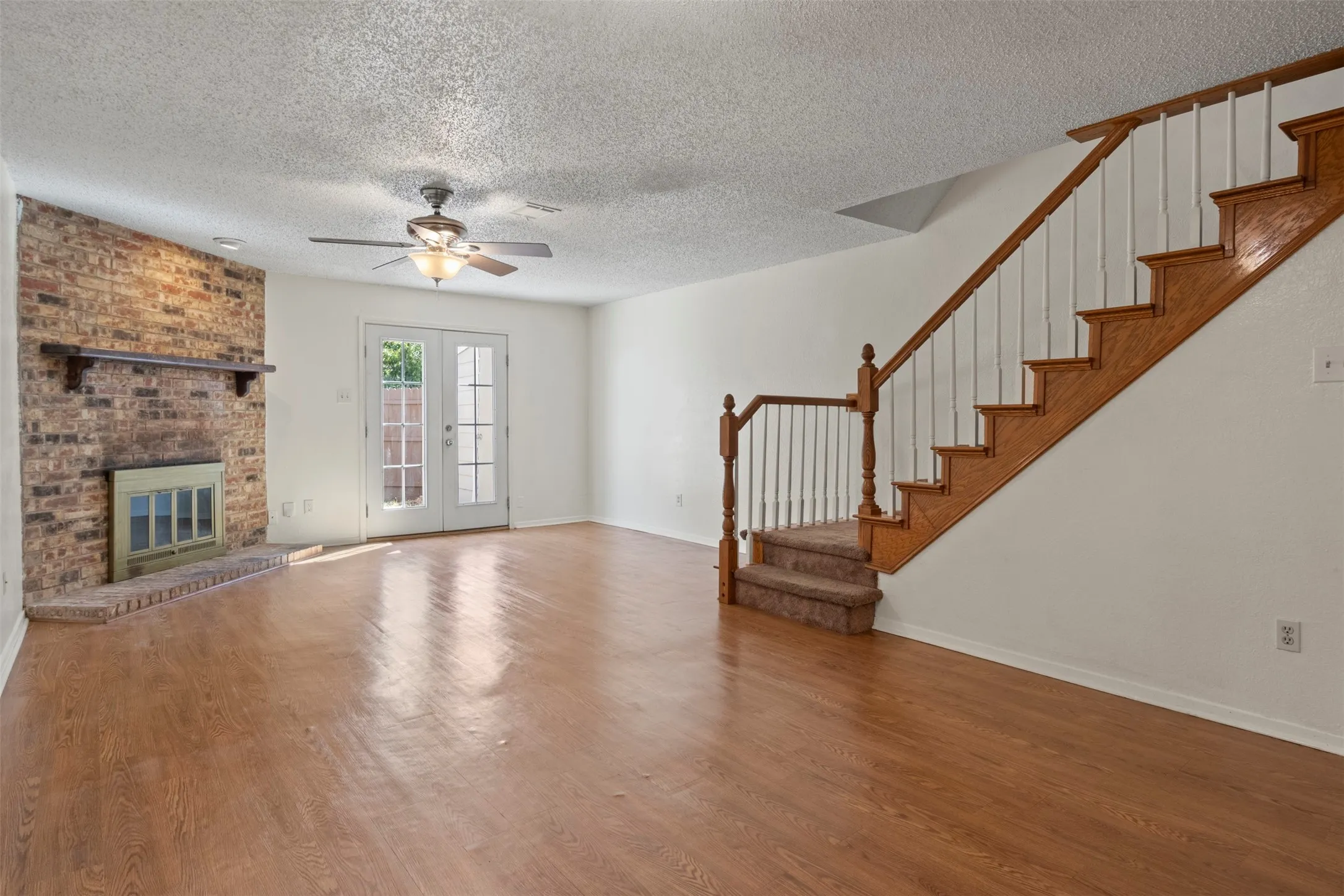 Townhouse For Sale in Tarrant County , 161 Merlin Way, Euless, Texas 76039, 2 Bedroom, 2 Bathroom, Garage spaces, 1,120 Sqft, built in 1983, mls#21389470, Real Estate Agent in Euless, Homes For Sale in Tarrant county, Homes For Sale in Euless, Realtor in Euless Texas, Real Estate Brokerage Independent Realty Texas, Luminita Cordes Realtor
