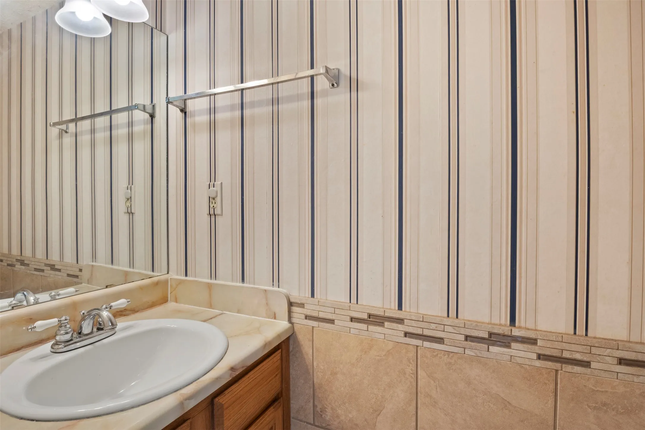 Townhouse For Sale in Tarrant County , 161 Merlin Way, Euless, Texas 76039, 2 Bedroom, 2 Bathroom, Garage spaces, 1,120 Sqft, built in 1983, mls#21389470, Real Estate Agent in Euless, Homes For Sale in Tarrant county, Homes For Sale in Euless, Realtor in Euless Texas, Real Estate Brokerage Independent Realty Texas, Luminita Cordes Realtor