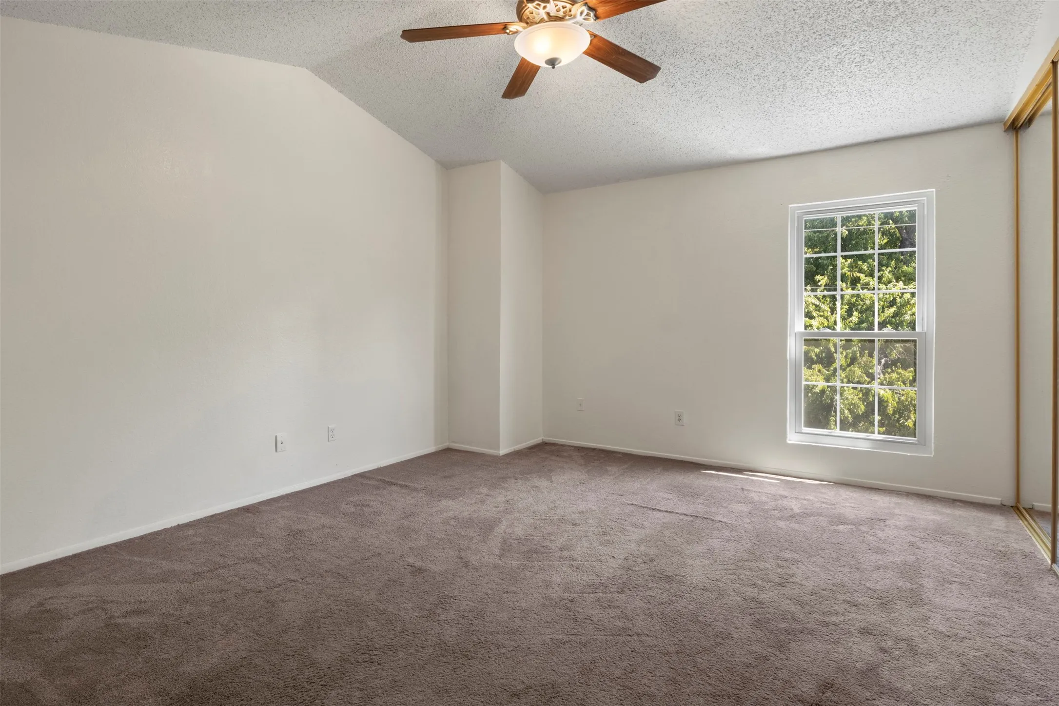Townhouse For Sale in Tarrant County , 161 Merlin Way, Euless, Texas 76039, 2 Bedroom, 2 Bathroom, Garage spaces, 1,120 Sqft, built in 1983, mls#21389470, Real Estate Agent in Euless, Homes For Sale in Tarrant county, Homes For Sale in Euless, Realtor in Euless Texas, Real Estate Brokerage Independent Realty Texas, Luminita Cordes Realtor