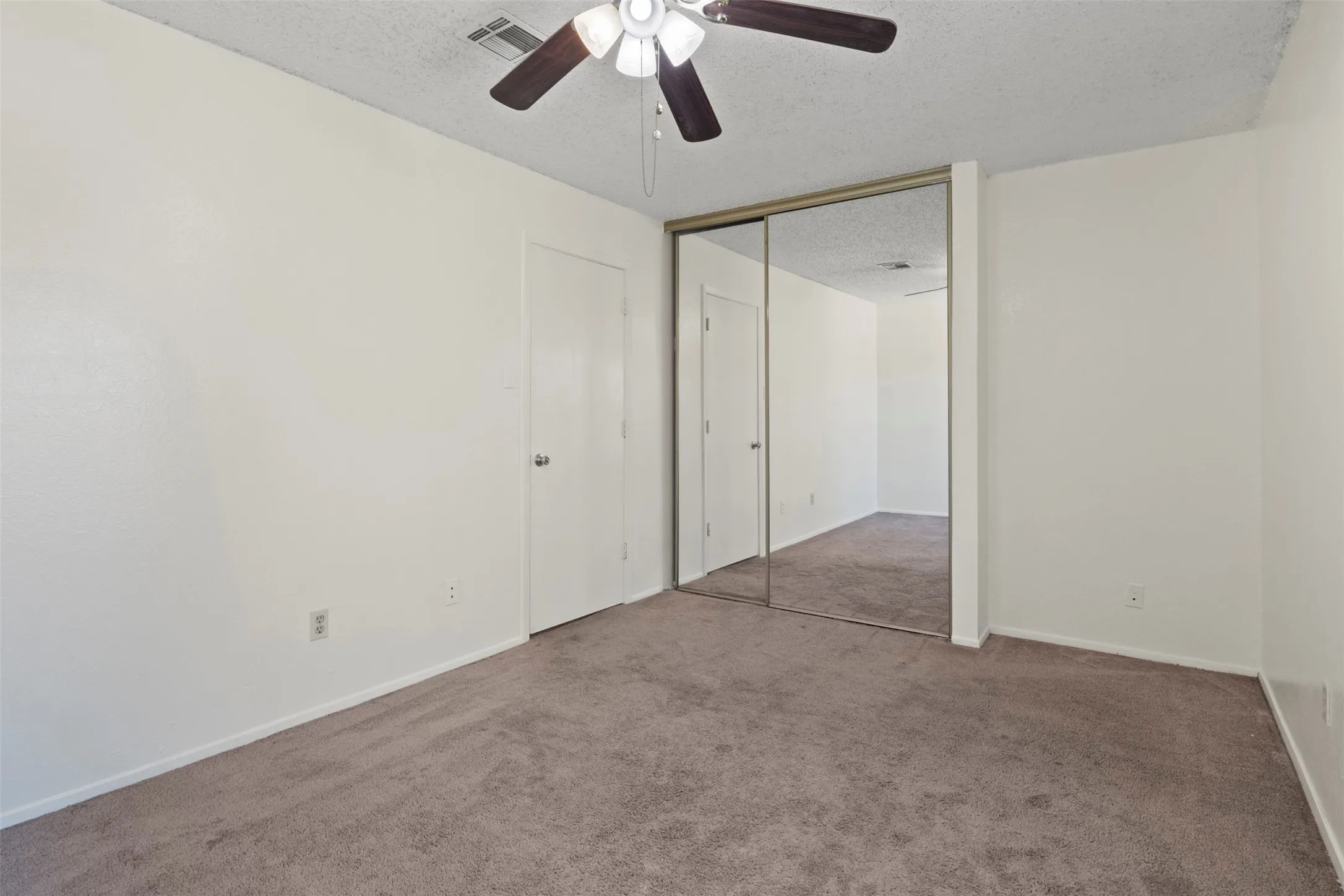 Townhouse For Sale in Tarrant County , 161 Merlin Way, Euless, Texas 76039, 2 Bedroom, 2 Bathroom, Garage spaces, 1,120 Sqft, built in 1983, mls#21389470, Real Estate Agent in Euless, Homes For Sale in Tarrant county, Homes For Sale in Euless, Realtor in Euless Texas, Real Estate Brokerage Independent Realty Texas, Luminita Cordes Realtor