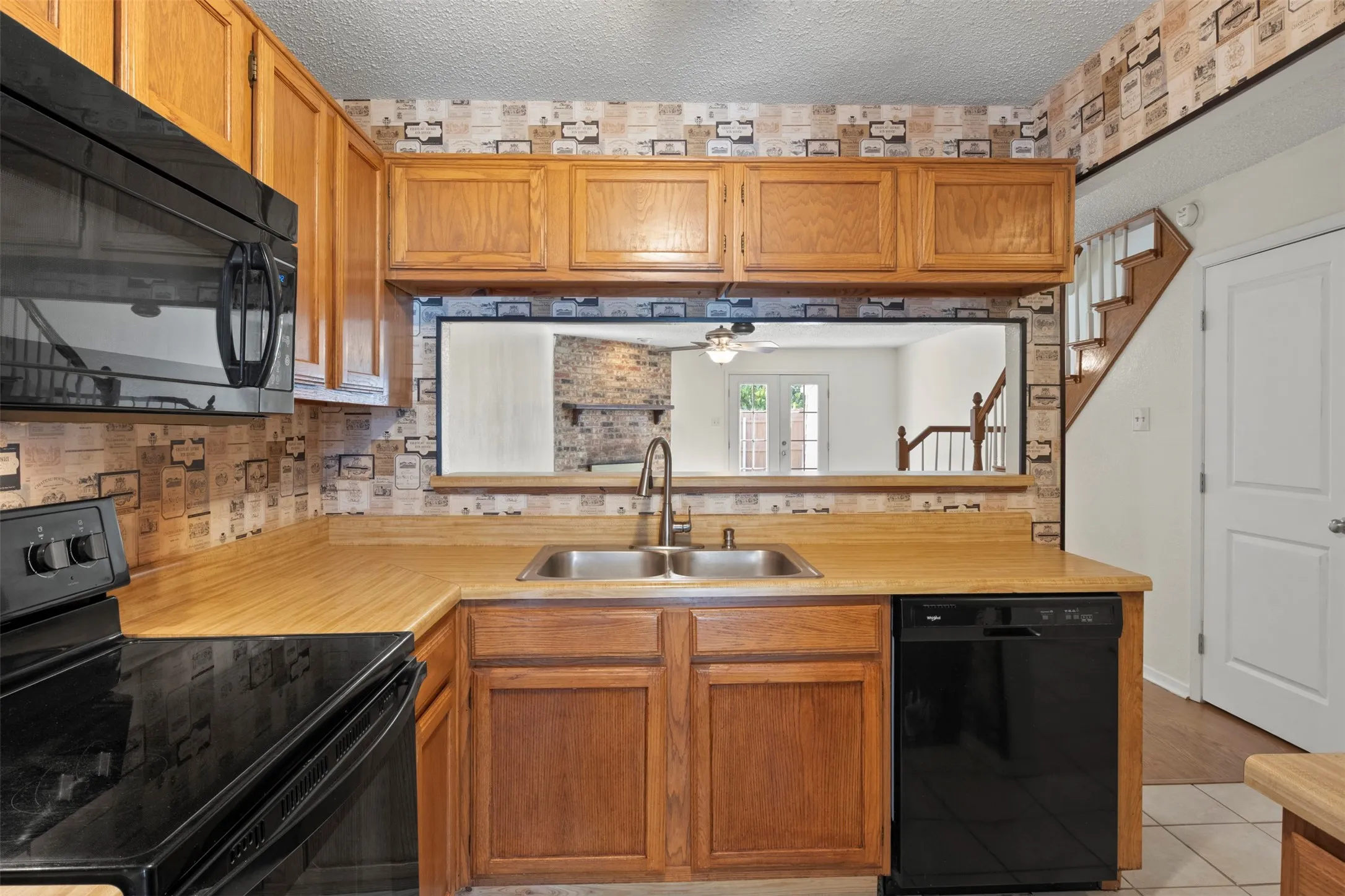 Townhouse For Sale in Tarrant County , 161 Merlin Way, Euless, Texas 76039, 2 Bedroom, 2 Bathroom, Garage spaces, 1,120 Sqft, built in 1983, mls#21389470, Real Estate Agent in Euless, Homes For Sale in Tarrant county, Homes For Sale in Euless, Realtor in Euless Texas, Real Estate Brokerage Independent Realty Texas, Luminita Cordes Realtor