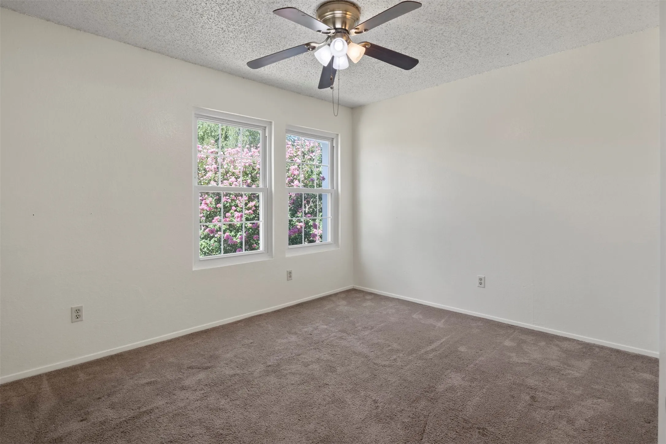 Townhouse For Sale in Tarrant County , 161 Merlin Way, Euless, Texas 76039, 2 Bedroom, 2 Bathroom, Garage spaces, 1,120 Sqft, built in 1983, mls#21389470, Real Estate Agent in Euless, Homes For Sale in Tarrant county, Homes For Sale in Euless, Realtor in Euless Texas, Real Estate Brokerage Independent Realty Texas, Luminita Cordes Realtor