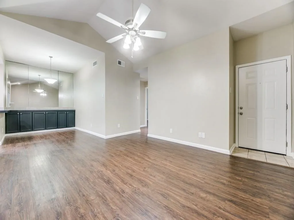 Condominium For Rent in Dallas County , 8601 Park Lane 221, Dallas, Texas 75231, 2 Bedroom, 1 Bathroom, Garage spaces, 861 Sqft, built in 1982, mls#21392013, Real Estate Agent in Dallas, Homes For Rent in Dallas county, Homes For Rent in Dallas, Realtor in Dallas Texas, Real Estate Brokerage Independent Realty Texas, Luminita Cordes Realtor
