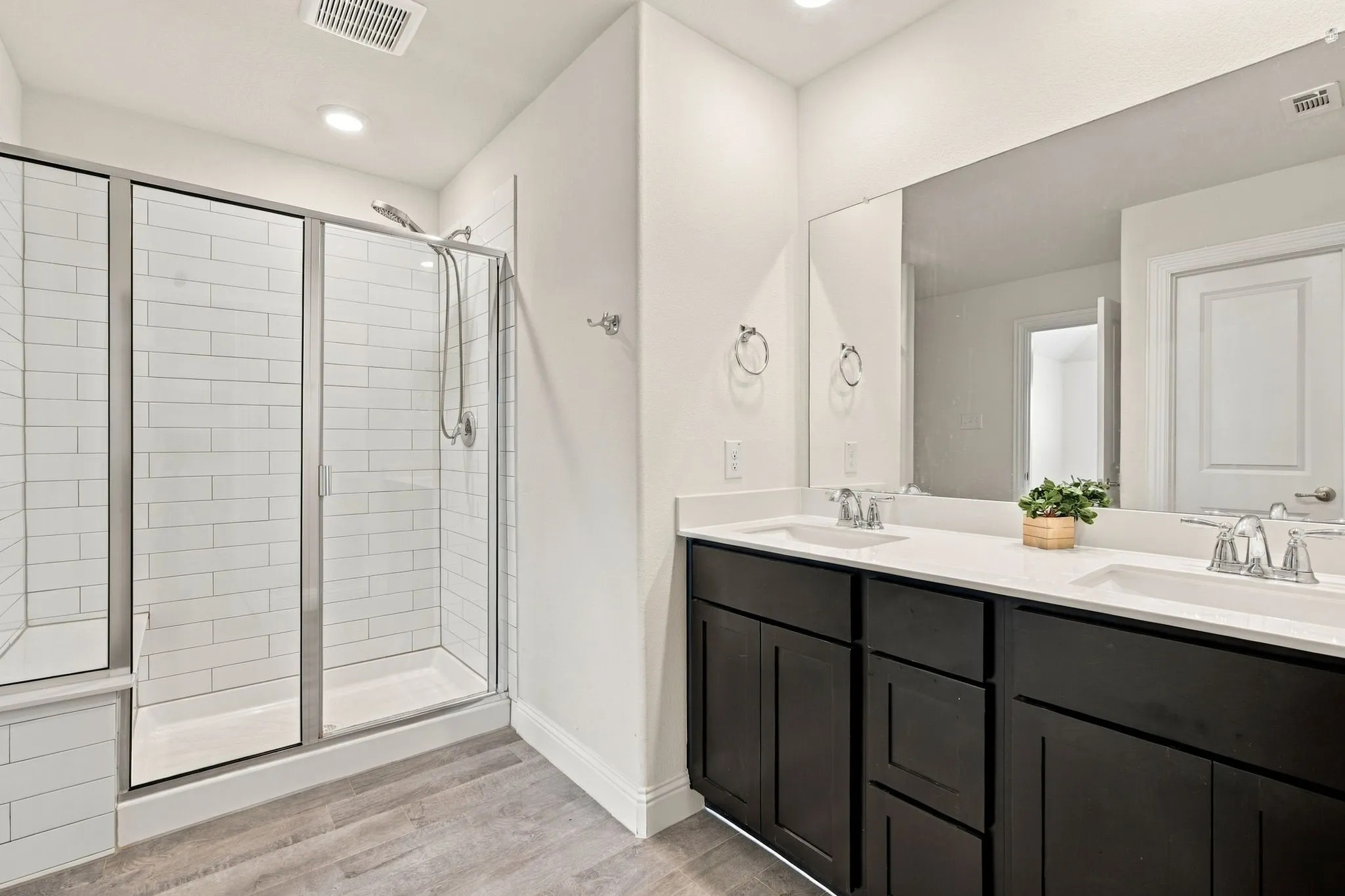 Dual vanity with integrated sinks and a continuous surface