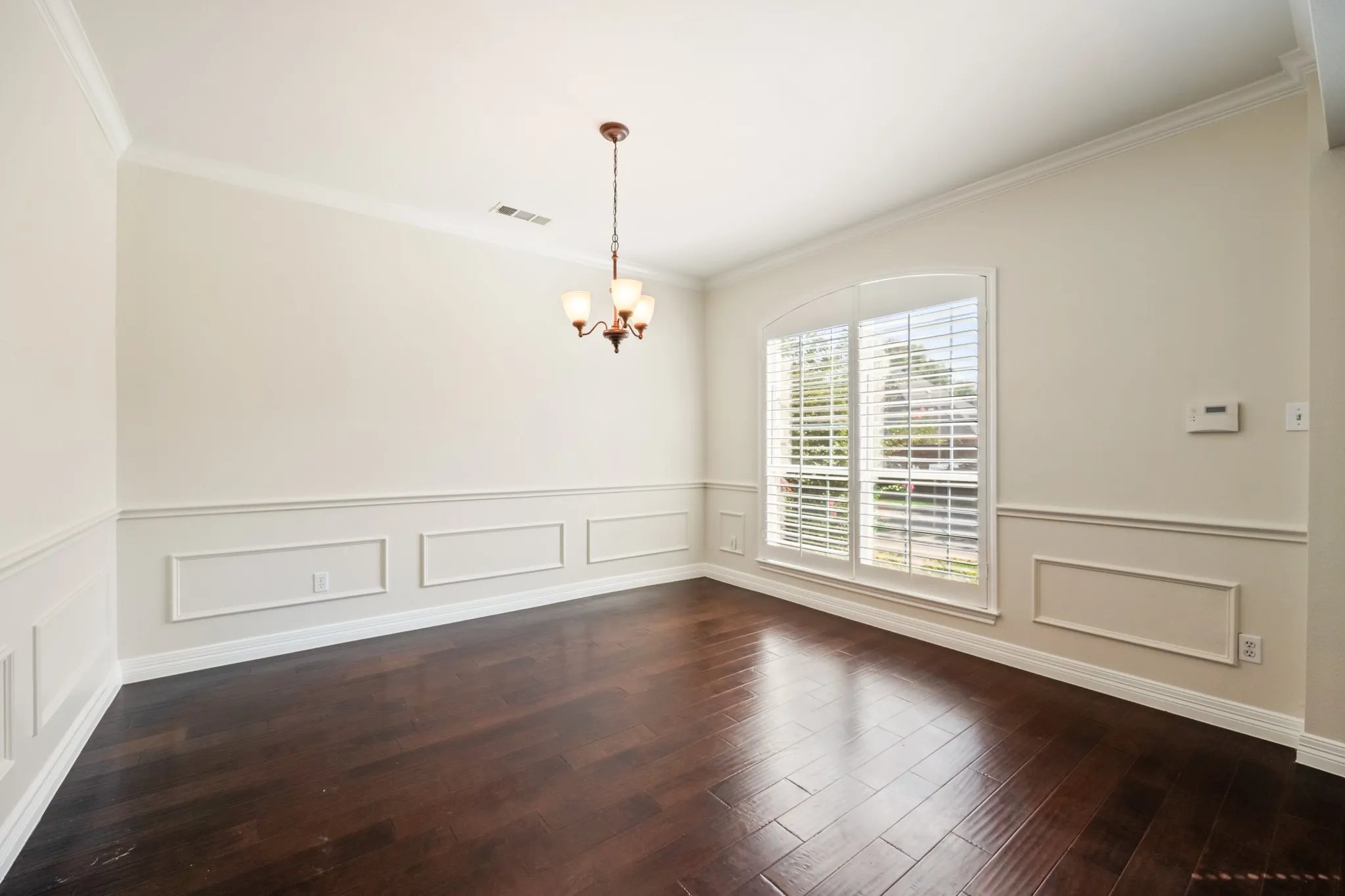 Single Family Residence For Rent in Dallas County , 2405 Greenwich Drive, Carrollton, Texas 75006, 4 Bedroom, 4 Bathroom, 2 Garage spaces, 2,784 Sqft, built in 1995, mls#21391900, Real Estate Agent in Carrollton, Homes For Rent in Dallas county, Homes For Rent in Carrollton, Realtor in Carrollton Texas, Real Estate Brokerage Independent Realty Texas, Luminita Cordes Realtor