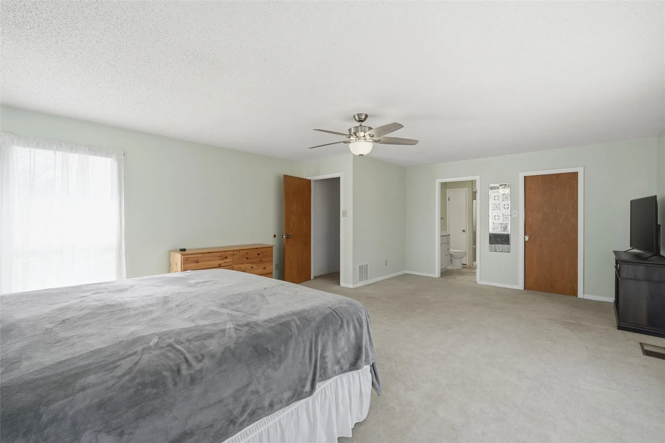 Single Family Residence For Sale in Mc Lennan County , 5318 Lake Lindenwood Drive, Waco, Texas 76710, 4 Bedroom, 3 Bathroom, 2 Garage spaces, 2,748 Sqft, built in 1964, mls#21390413, Real Estate Agent in Waco, Homes For Sale in Mc Lennan county, Homes For Sale in Waco, Realtor in Waco Texas, Real Estate Brokerage Independent Realty Texas, Luminita Cordes Realtor