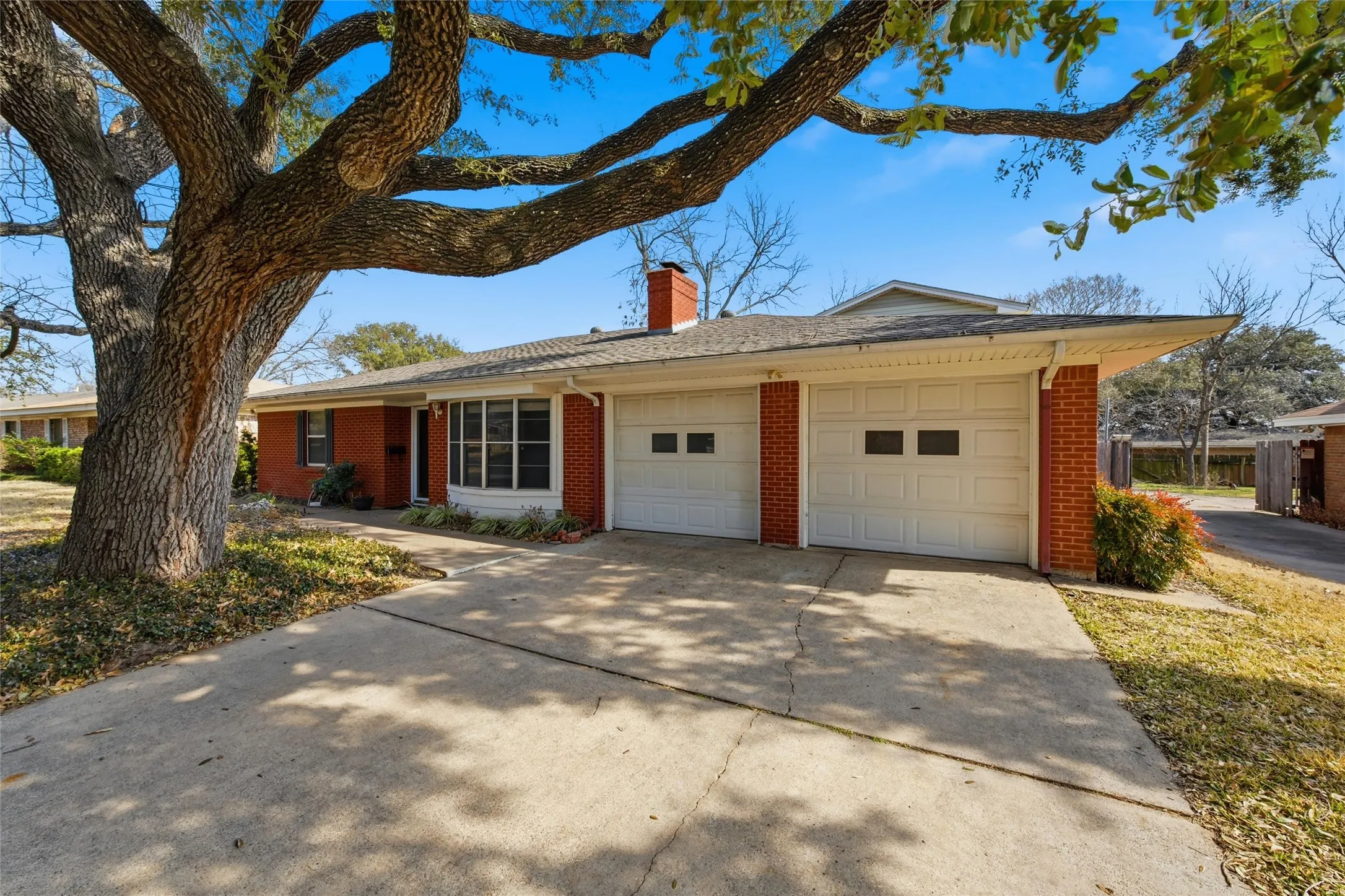Single Family Residence For Sale in Mc Lennan County , 5318 Lake Lindenwood Drive, Waco, Texas 76710, 4 Bedroom, 3 Bathroom, 2 Garage spaces, 2,748 Sqft, built in 1964, mls#21390413, Real Estate Agent in Waco, Homes For Sale in Mc Lennan county, Homes For Sale in Waco, Realtor in Waco Texas, Real Estate Brokerage Independent Realty Texas, Luminita Cordes Realtor