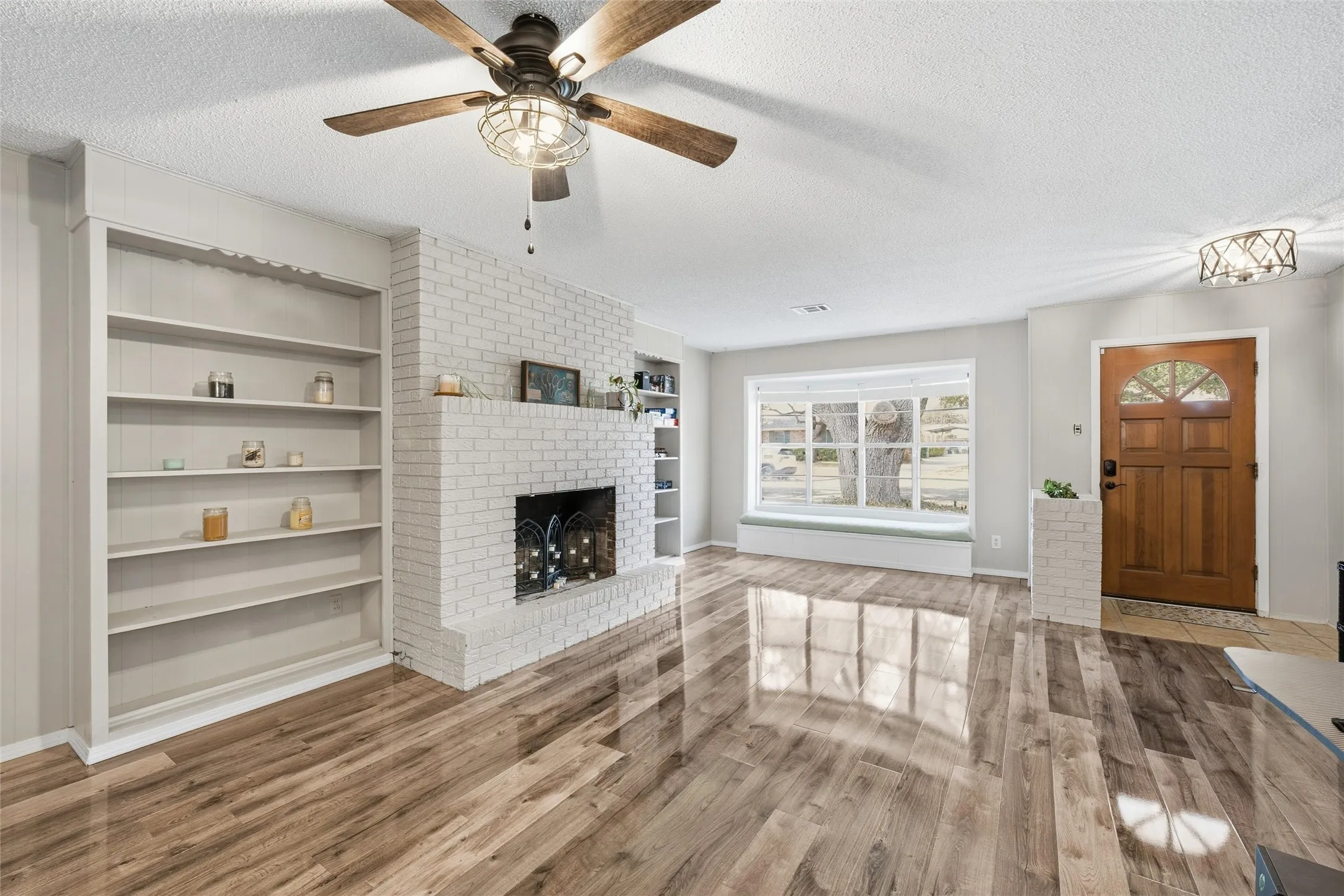 Single Family Residence For Sale in Mc Lennan County , 5318 Lake Lindenwood Drive, Waco, Texas 76710, 4 Bedroom, 3 Bathroom, 2 Garage spaces, 2,748 Sqft, built in 1964, mls#21390413, Real Estate Agent in Waco, Homes For Sale in Mc Lennan county, Homes For Sale in Waco, Realtor in Waco Texas, Real Estate Brokerage Independent Realty Texas, Luminita Cordes Realtor