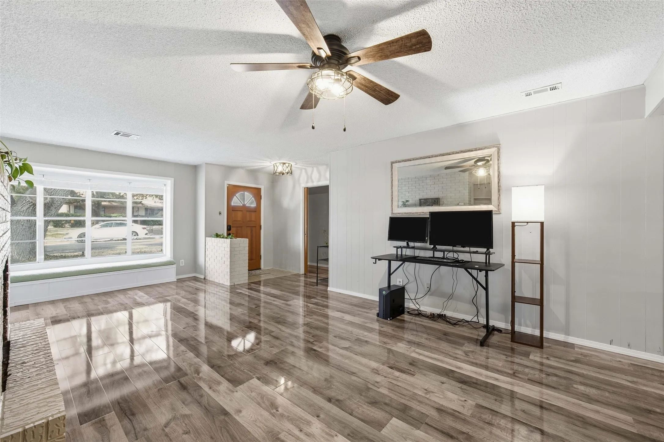Single Family Residence For Sale in Mc Lennan County , 5318 Lake Lindenwood Drive, Waco, Texas 76710, 4 Bedroom, 3 Bathroom, 2 Garage spaces, 2,748 Sqft, built in 1964, mls#21390413, Real Estate Agent in Waco, Homes For Sale in Mc Lennan county, Homes For Sale in Waco, Realtor in Waco Texas, Real Estate Brokerage Independent Realty Texas, Luminita Cordes Realtor